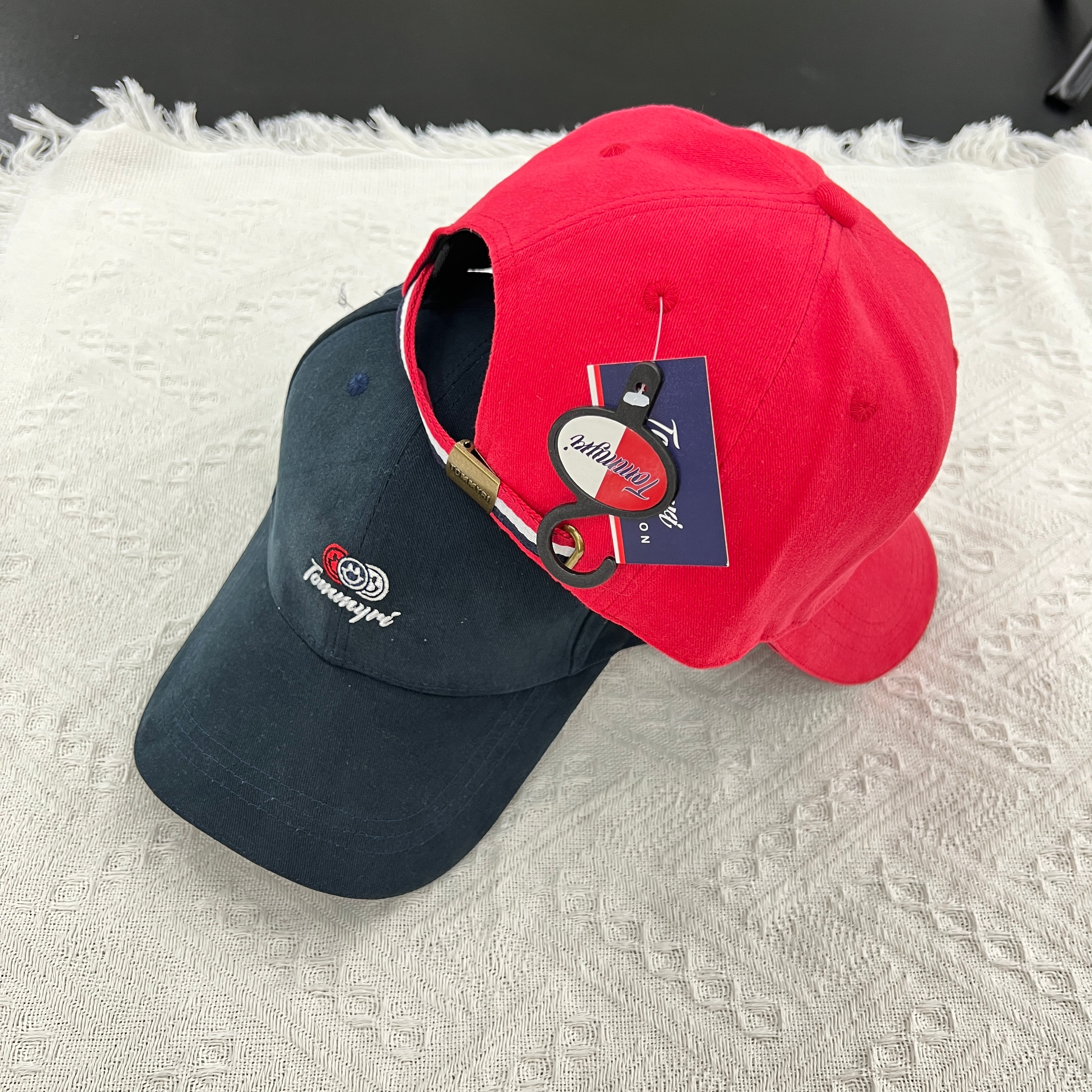 Meichen Hat Industry's suede and velvet baseball caps are a trendy brand for all four seasons. They are Instagram couple hats that show off your face. They are small, retro and festive hats that are casual and versatile Application Scenario