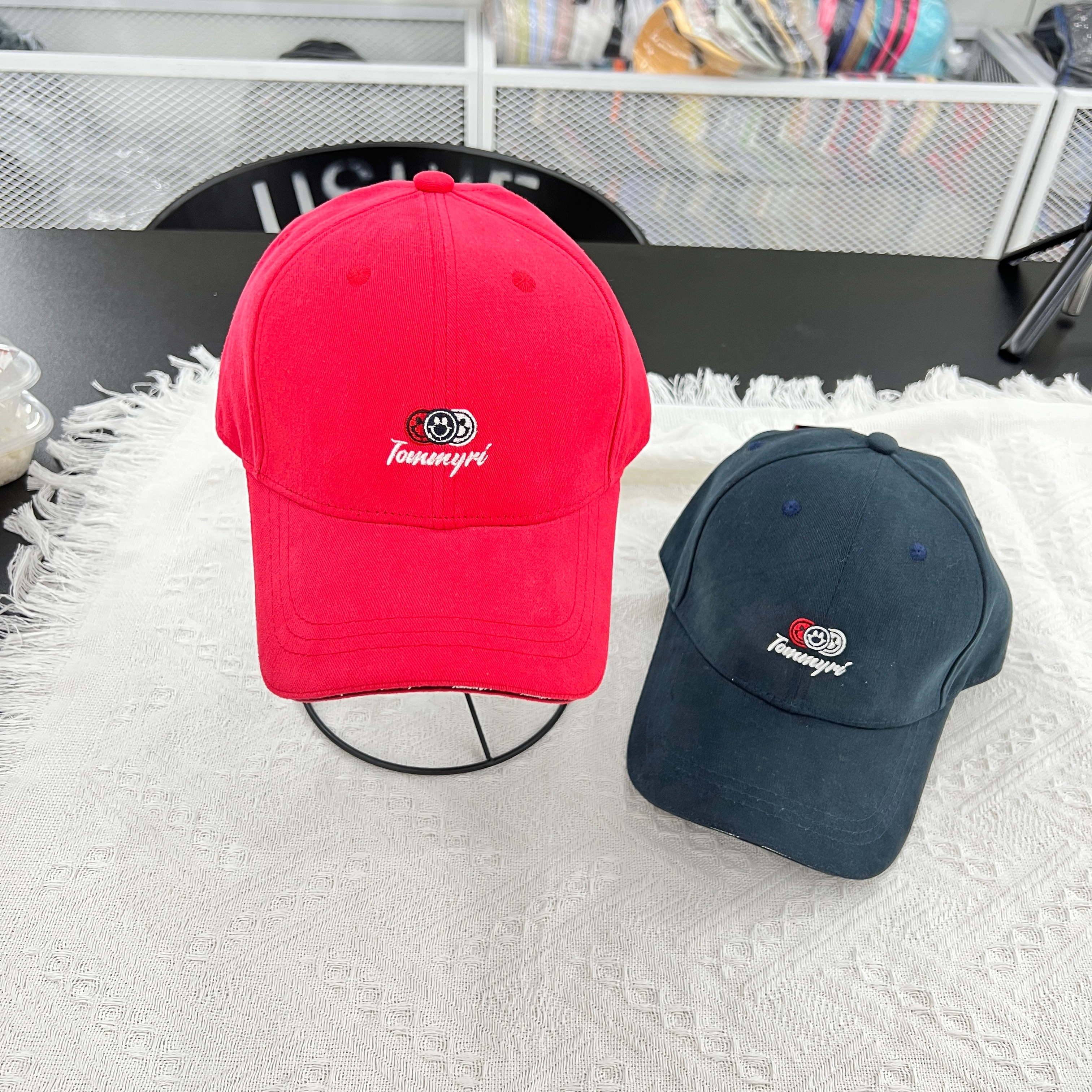 Meichen Hat Industry's suede and velvet baseball caps are a trendy brand for all four seasons. They are Instagram couple hats that show off your face. They are small, retro and festive hats that are casual and versatile details Picture