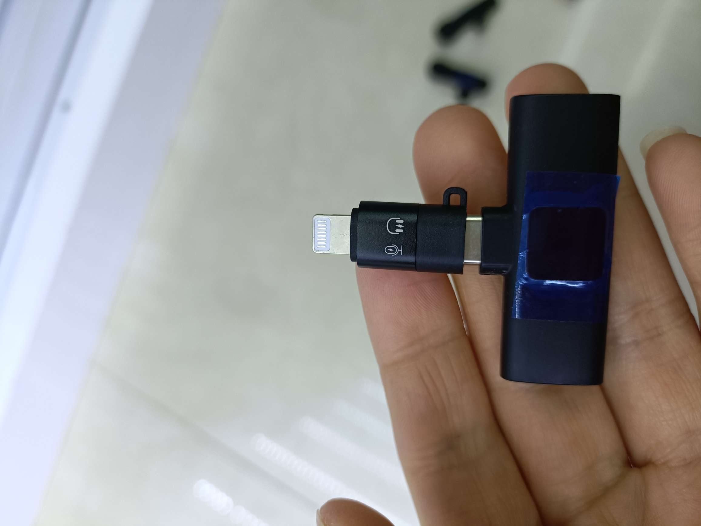 K9 4-in-1 wireless lapel microphone with charging
Apple interface and Type-C interface in one
adapter Item Picture