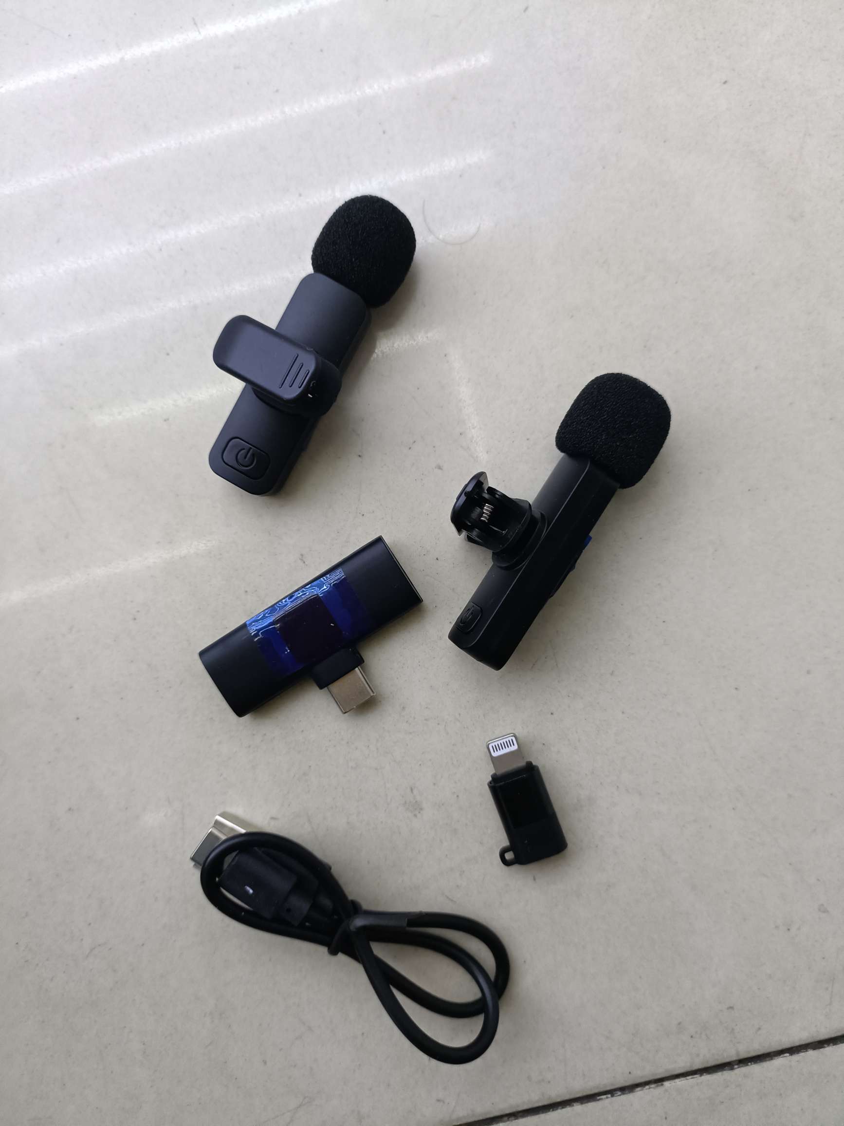 K9 4-in-1 wireless lapel microphone with charging
Apple interface and Type-C interface in one
adapter Application Scenario