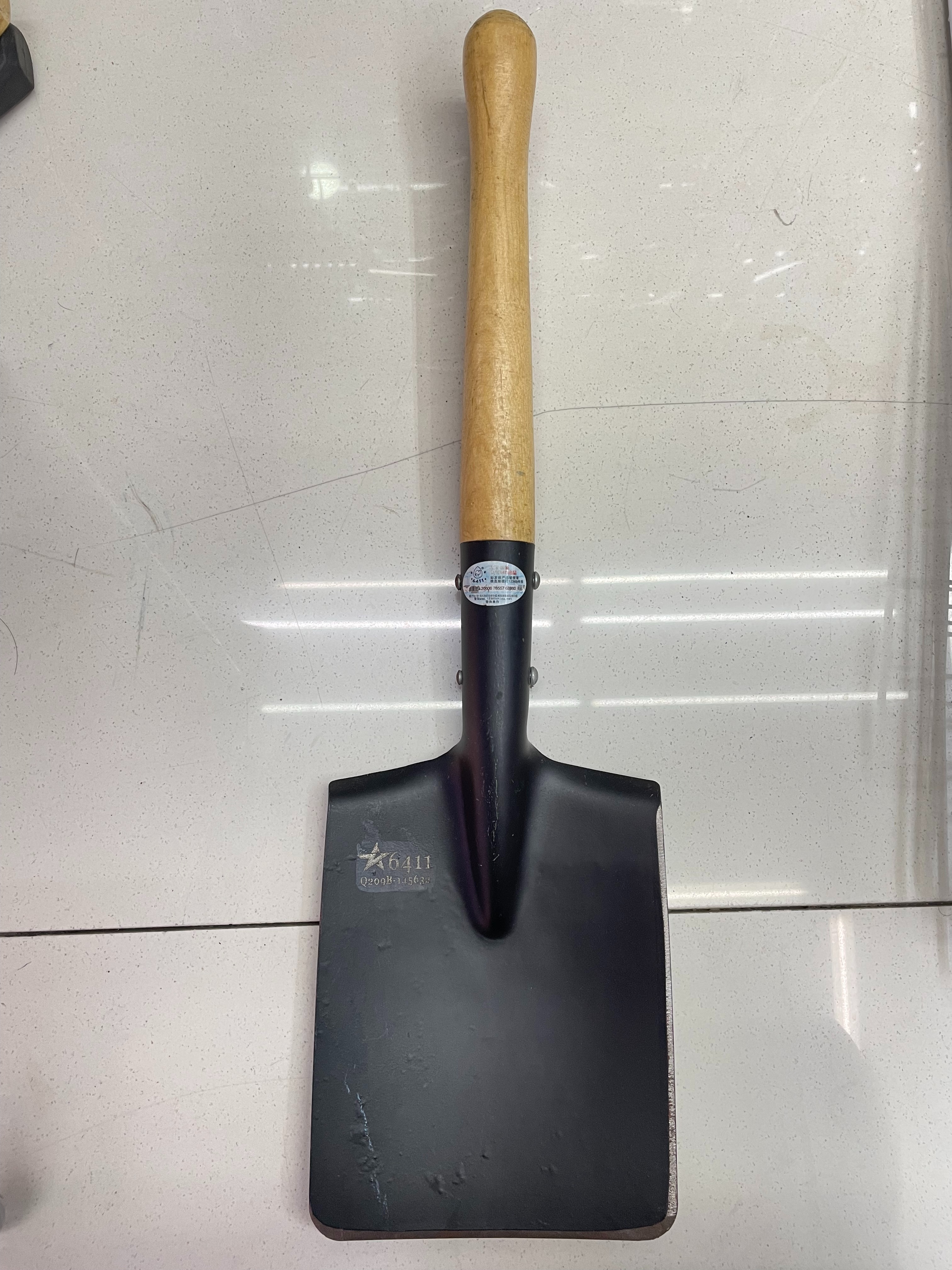 Square Spade With Short Handle full figure