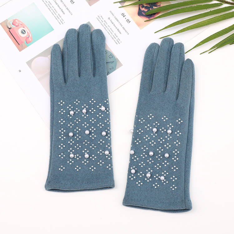 Manufacturers supply autumn and winter new women's velvet hand back snow bead gloves riding gloves