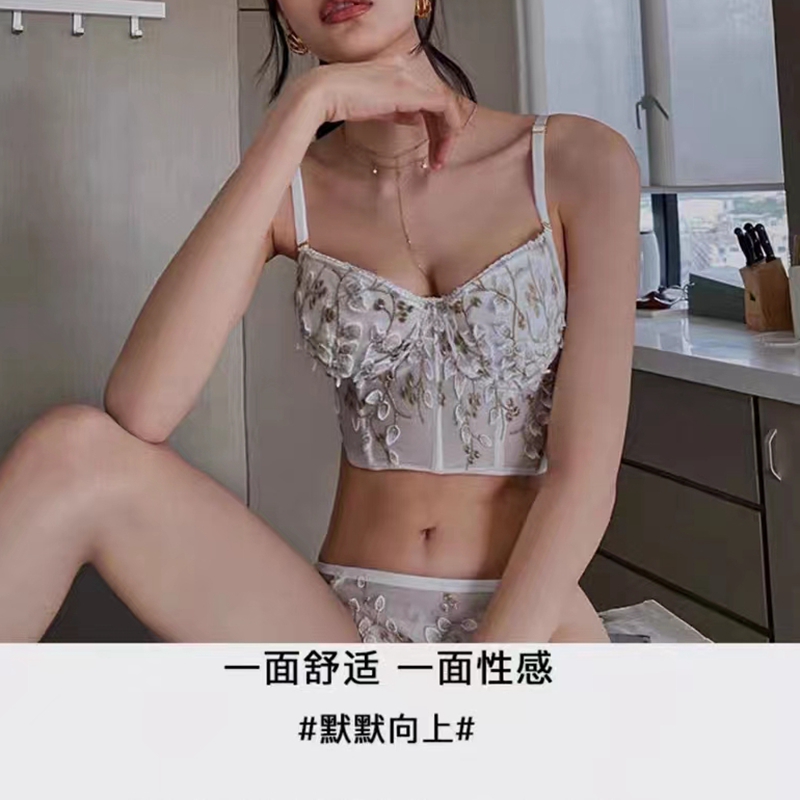 Dreamy red and pink small breasts gather to prevent sagging, tuck in the breasts, and shape the waist. Wear a bra outside to show off the breasts. Large lace sexy bra pic 4