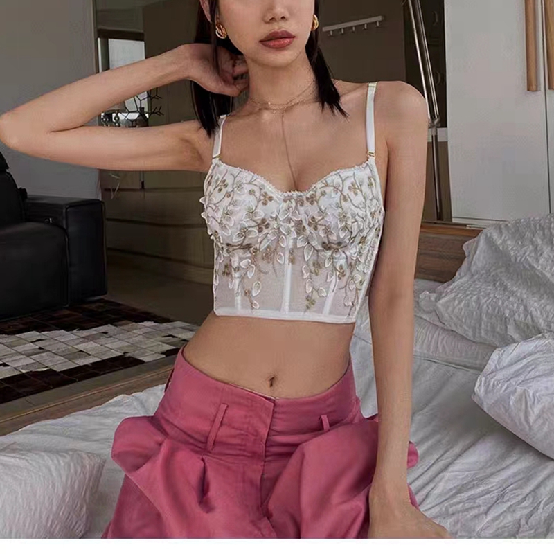 Dreamy red and pink small breasts gather to prevent sagging, tuck in the breasts, and shape the waist. Wear a bra outside to show off the breasts. Large lace sexy bra pic 2