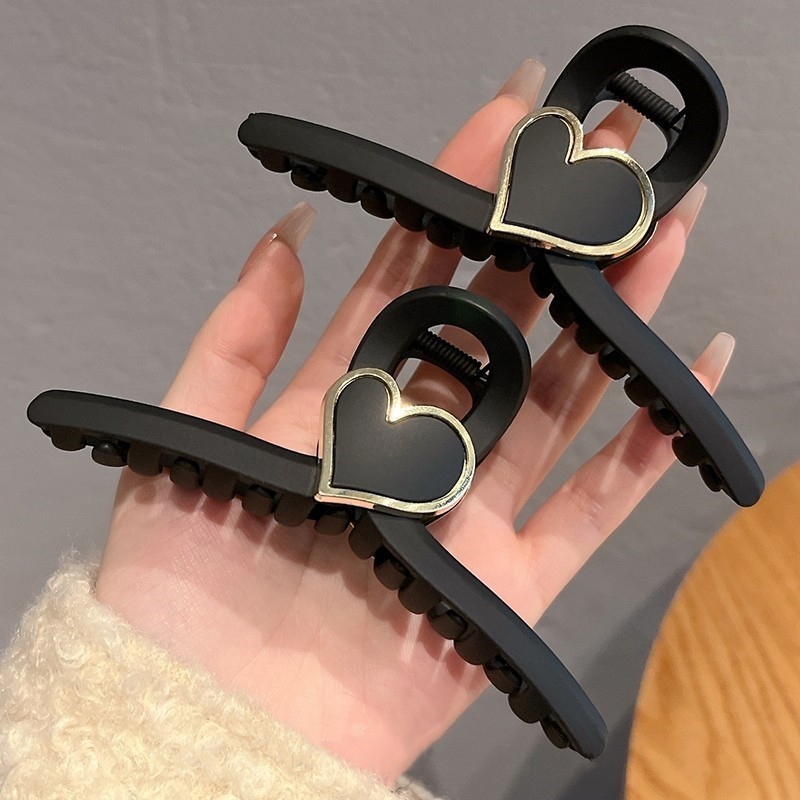Frosted Black Love Hair Clip Women Korean Premium Touch Grip Clip Large Temperament Back Head Clip Headpiece Shark Clip Application Scenario