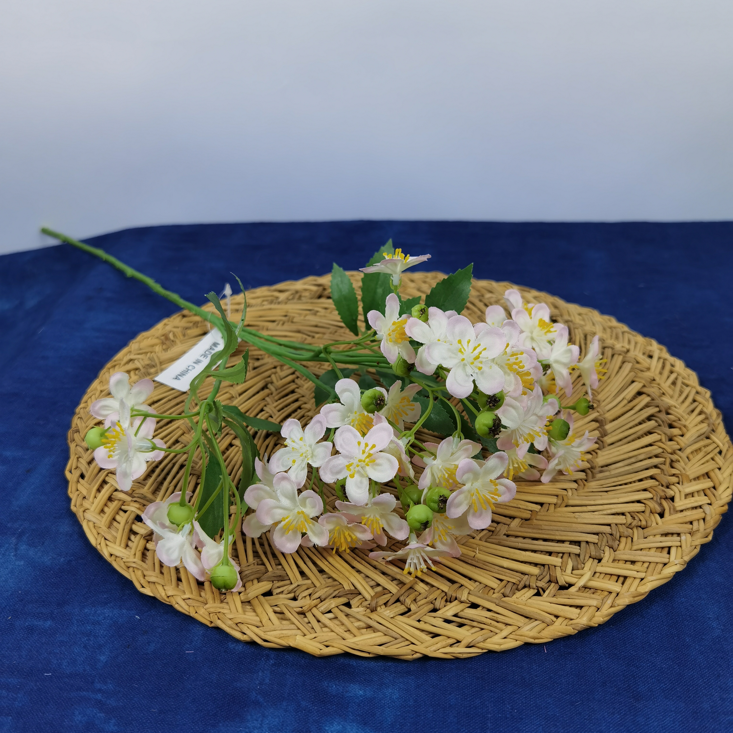 Venta caliente simulación de una sola pieza madera tungue flor tela de seda falsa flor interior casa mesa de comedor colocación boda vestido suave flores al por mayor pic 9