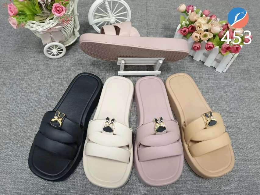 Sandals women wear fashionable summer sea slippers flat office flip-flops small fragrance