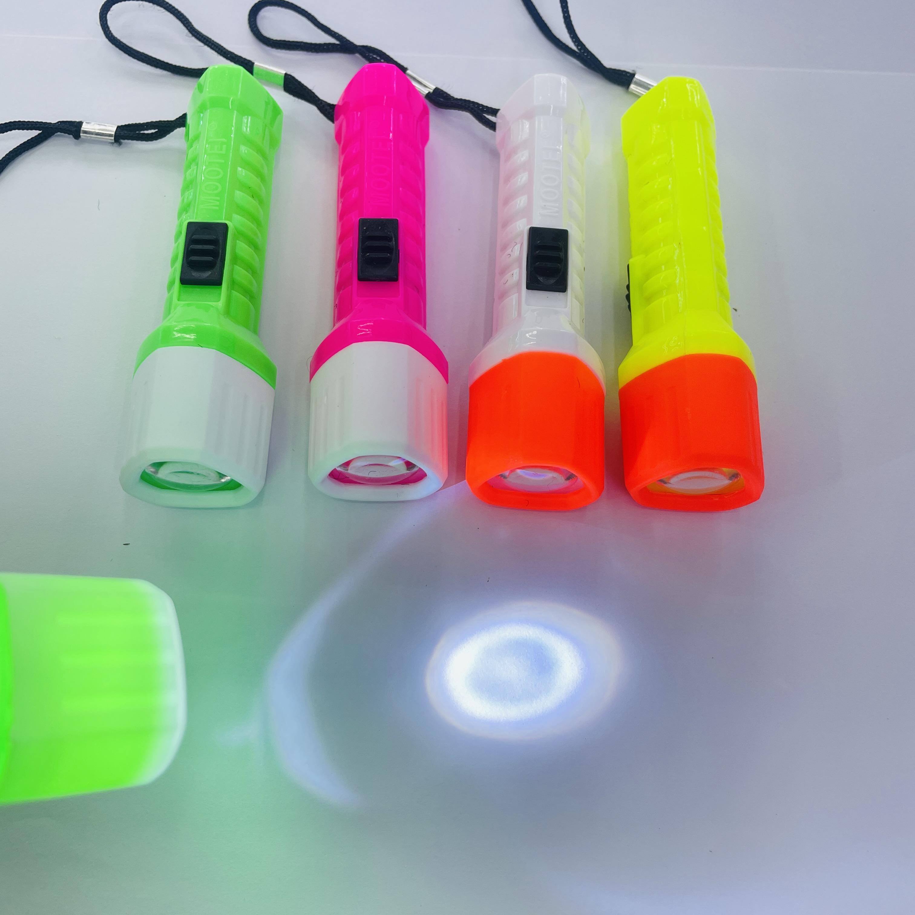 塑料小手电筒强光电筒照明灯LED批发实用小家电小礼品详情9