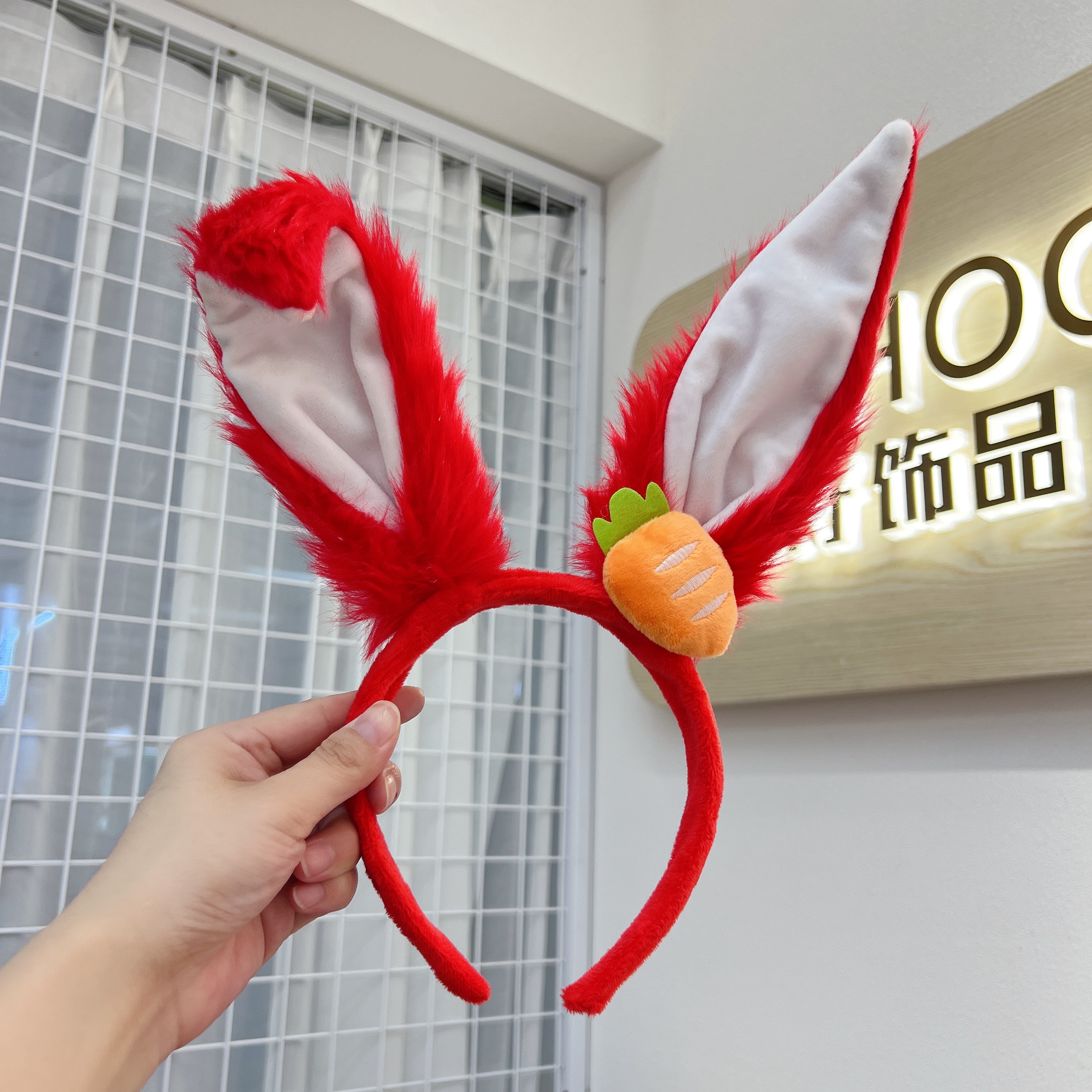 Bright silk cat ear hairband is a versatile travel accessory for children. It's a cute and exclusive accessory for kids. 66 Application Scenario