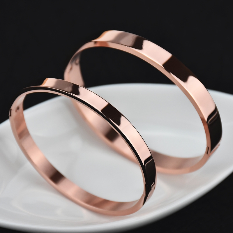 Su Ruirui's LOVE bracelet is a flat titanium steel bracelet that doesn't fade and is light luxury and exquisite. It's a new Instagram gift for best friends