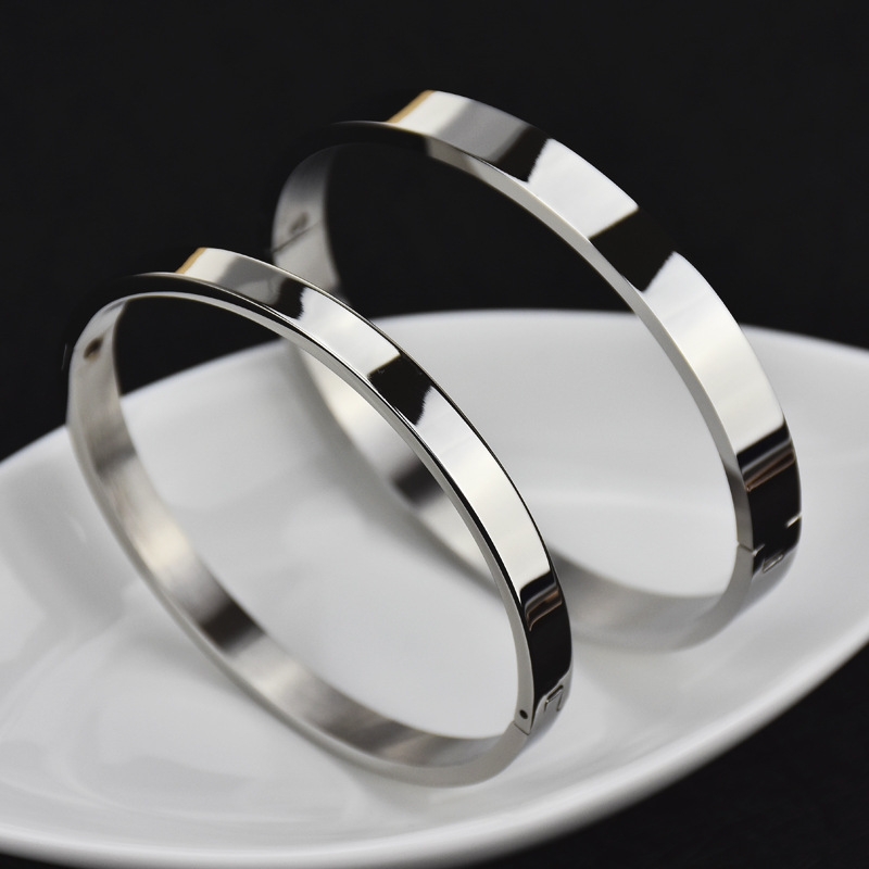 Su Ruirui's LOVE bracelet is a flat titanium steel bracelet that doesn't fade and is light luxury and exquisite. It's a new Instagram gift for best friends Application Scenario