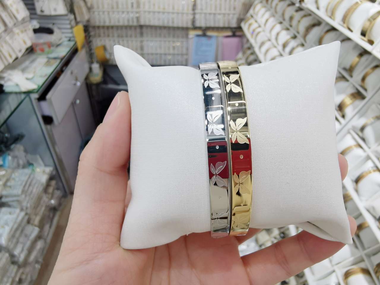 Rose gold titanium steel bracelet for women, non-fading, light luxury, niche design, high-end feel, fashionable best friend jewelry details Picture