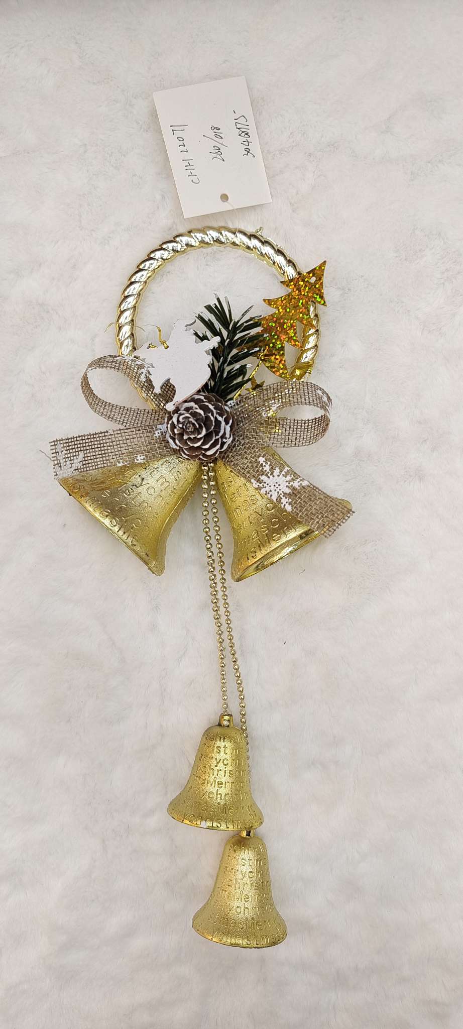 圣诞挂件，有金色，银色，红色，三个颜色可以混装，一件装300，挂在圣诞树上非常的大气，漂亮，节日气息非常浓郁