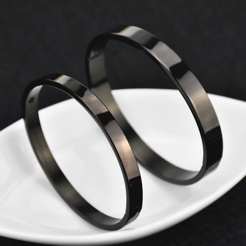 Su Ruirui's LOVE bracelet is a flat titanium steel bracelet that doesn't fade and is light luxury and exquisite. It's a new Instagram gift for best friends details Picture