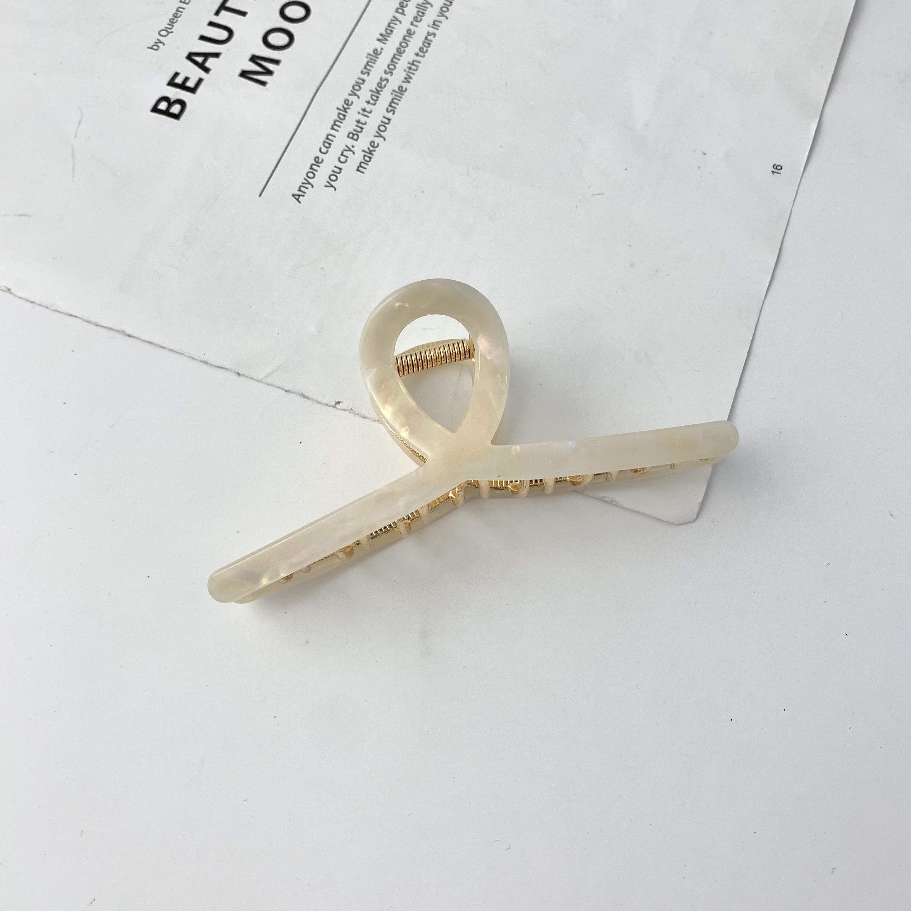 Coat Hanger Acetic Acid Large 11.5Cm Shark Clip Cross Alloy Hair Grab Clip Accessories Wholesale Application Scenario