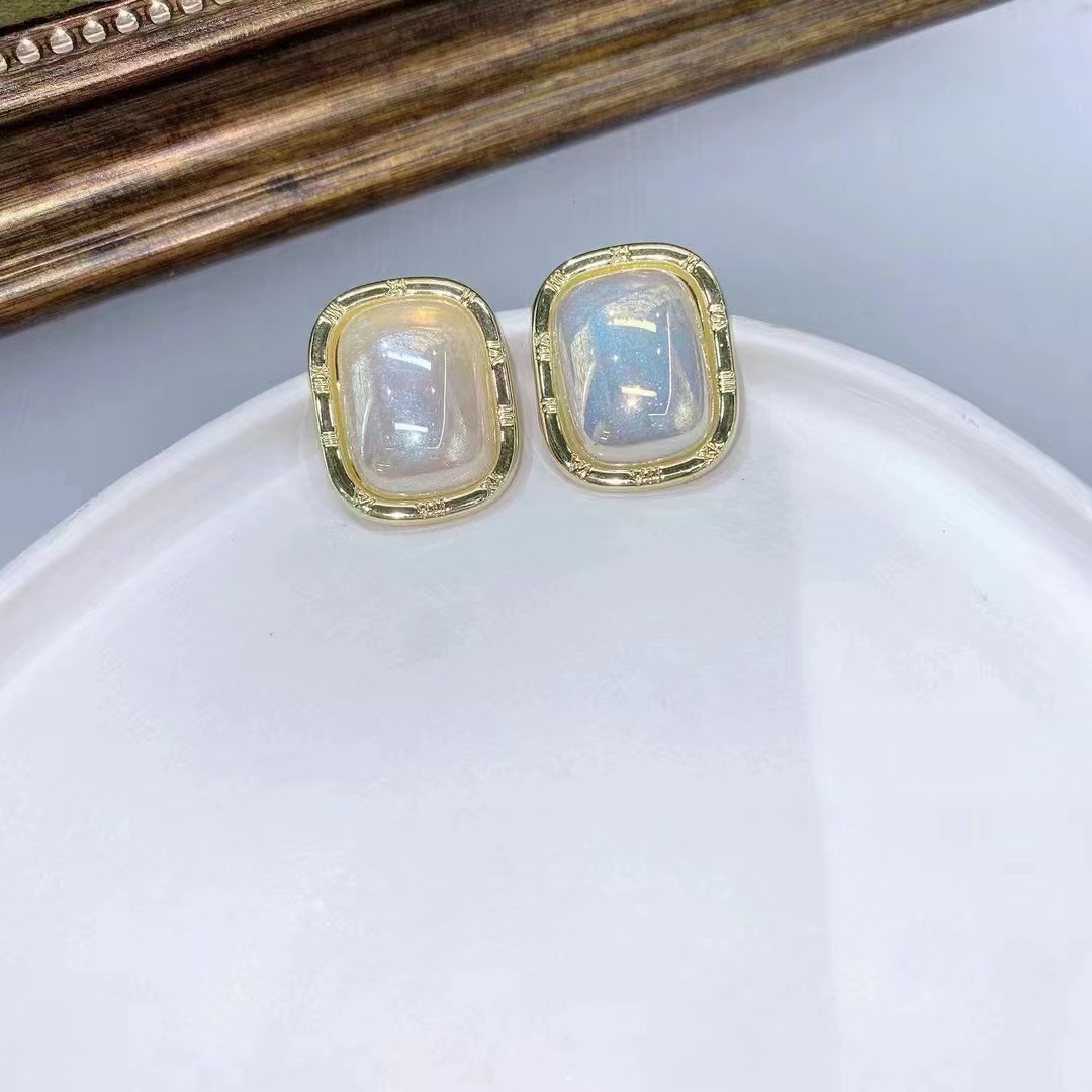 Korean Style Retro Atmosphere Hepburn Series Pearl Characteristic Temperament Earrings Fate Season details Picture