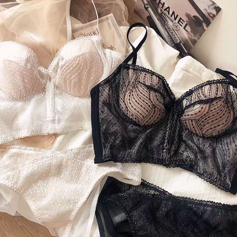 Dreamy red and pink lace hollowed-out French lingerie for women, ultra-thin cartilage large chest, looking small and sexy, upper support bra Application Scenario