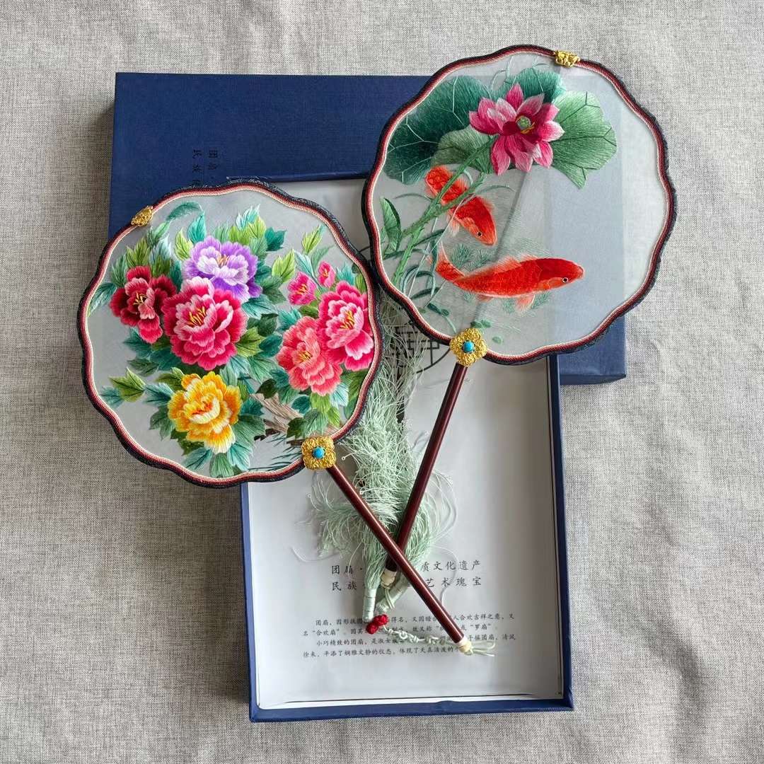 Double-Sided Embroidery Of Song Brocade Palace Fan Suzhou Hand-Made Double-Sided Embroidered Palace Fan With Warped Head And Red Wood Handle Palace Fan Embroidery Treasures Palace Fan Intangible Cultural Palace Fan Art Treasure Gift Ornaments details Picture