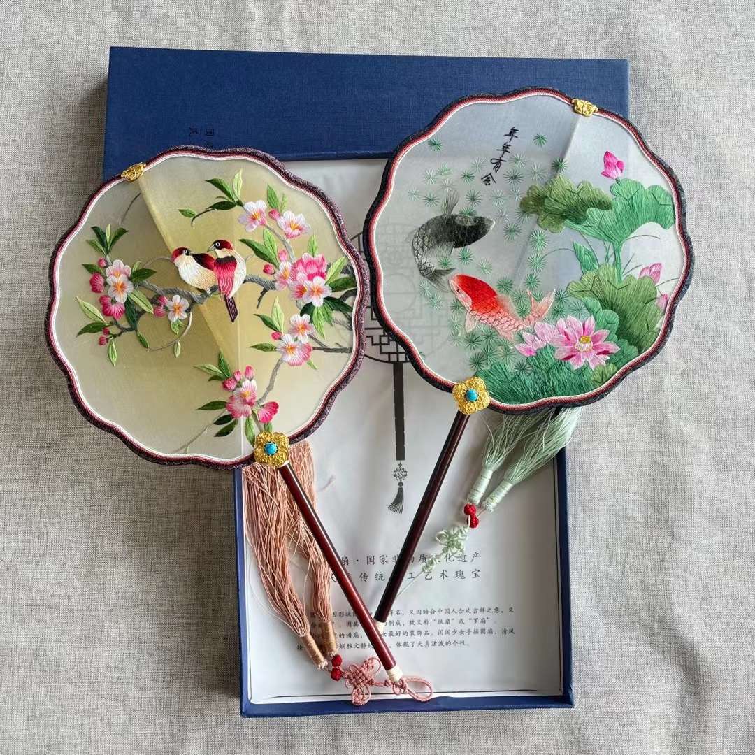Double-Sided Embroidery Of Song Brocade Palace Fan Suzhou Hand-Made Double-Sided Embroidered Palace Fan With Warped Head And Red Wood Handle Palace Fan Embroidery Treasures Palace Fan Intangible Cultural Palace Fan Art Treasure Gift Ornaments Application Scenario