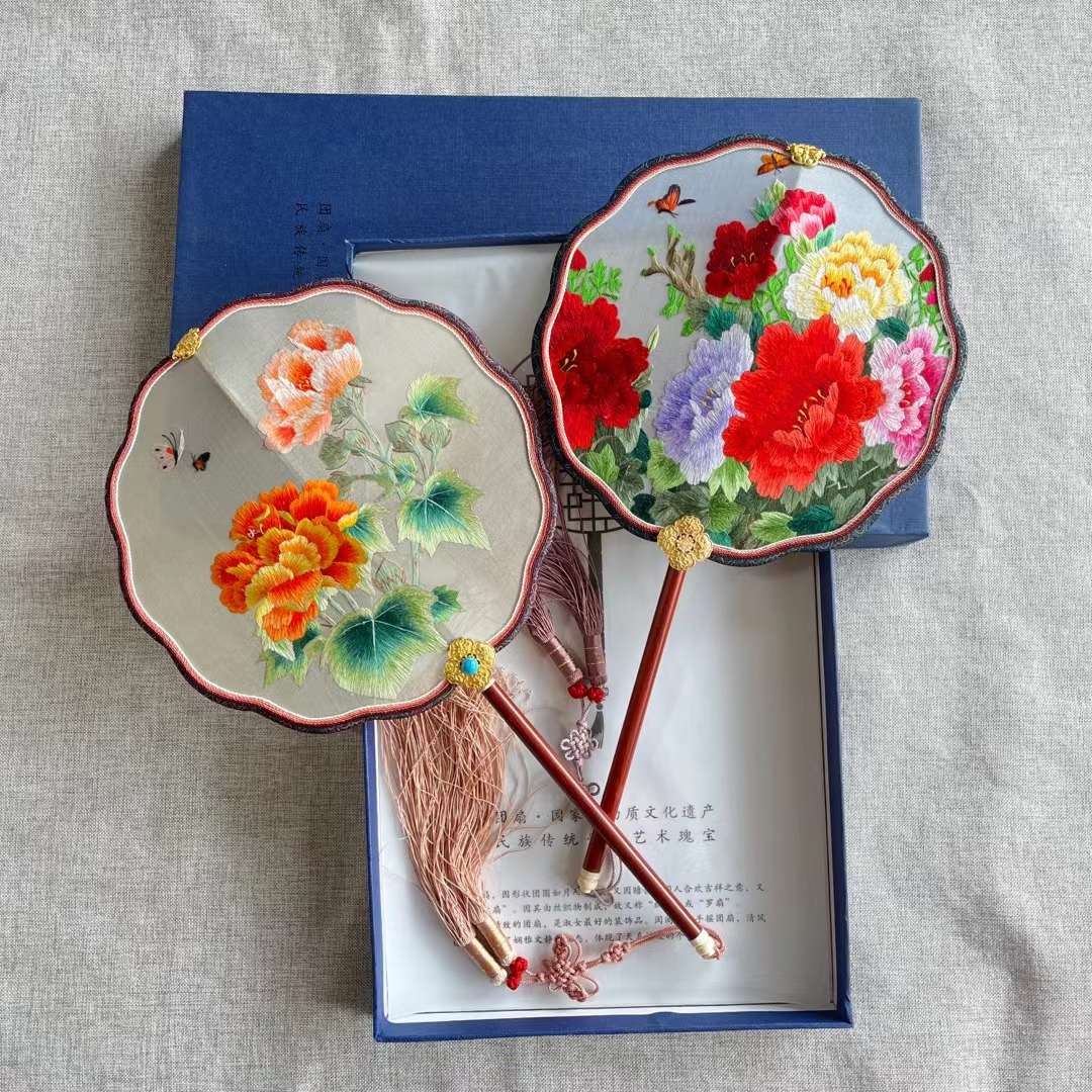Double-Sided Embroidery Of Song Brocade Palace Fan Suzhou Hand-Made Double-Sided Embroidered Palace Fan With Warped Head And Red Wood Handle Palace Fan Embroidery Treasures Palace Fan Intangible Cultural Palace Fan Art Treasure Gift Ornaments Specification drawing