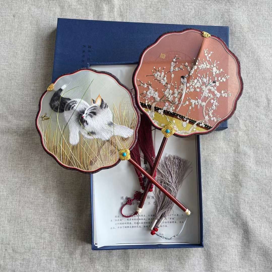 Double-Sided Embroidery Of Song Brocade Palace Fan Suzhou Hand-Made Double-Sided Embroidered Palace Fan With Warped Head And Red Wood Handle Palace Fan Embroidery Treasures Palace Fan Intangible Cultural Palace Fan Art Treasure Gift Ornaments Application Scenario