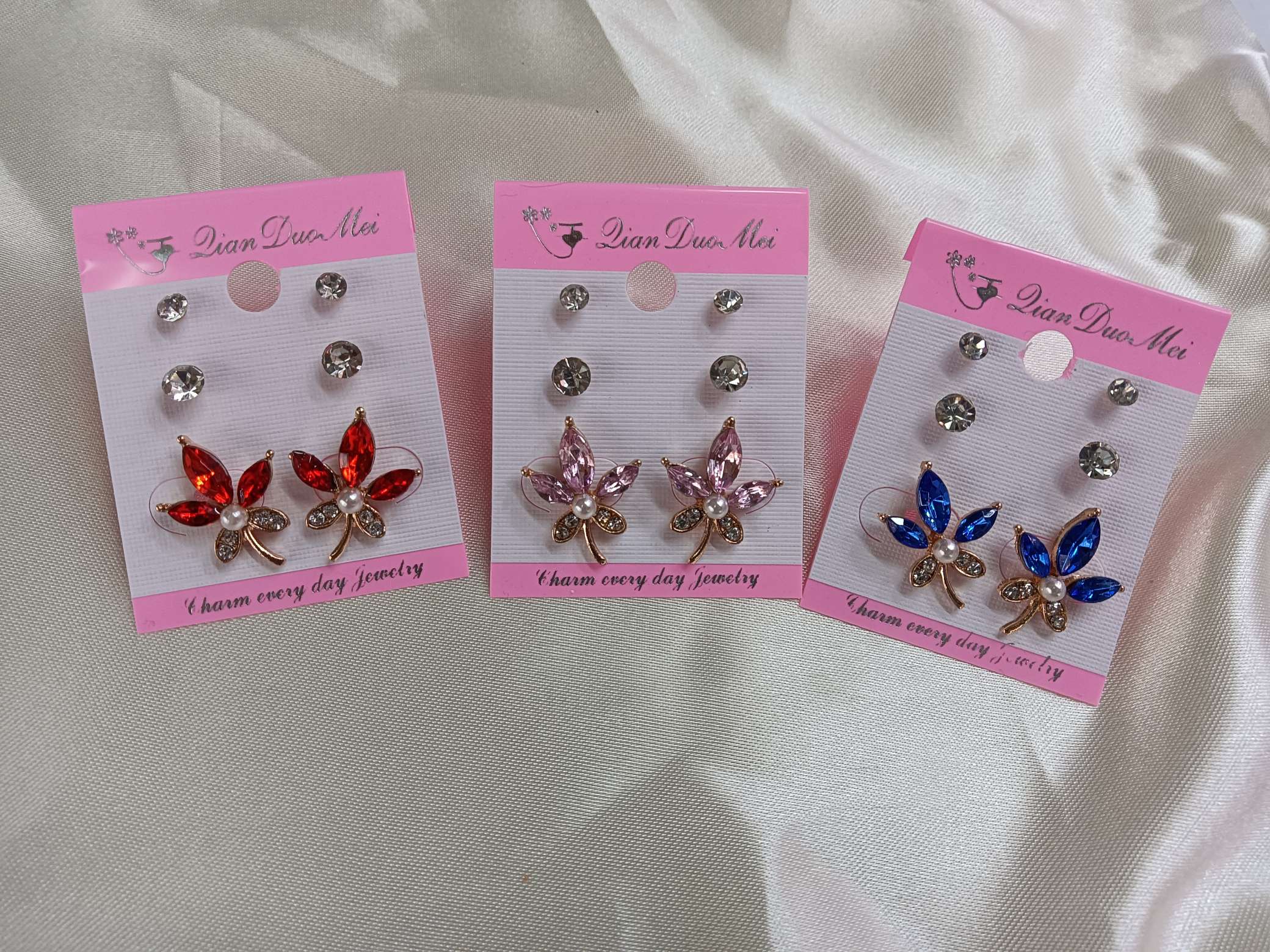 Exquisite Maple Leaf 🍁 Small Stud Earrings details Picture