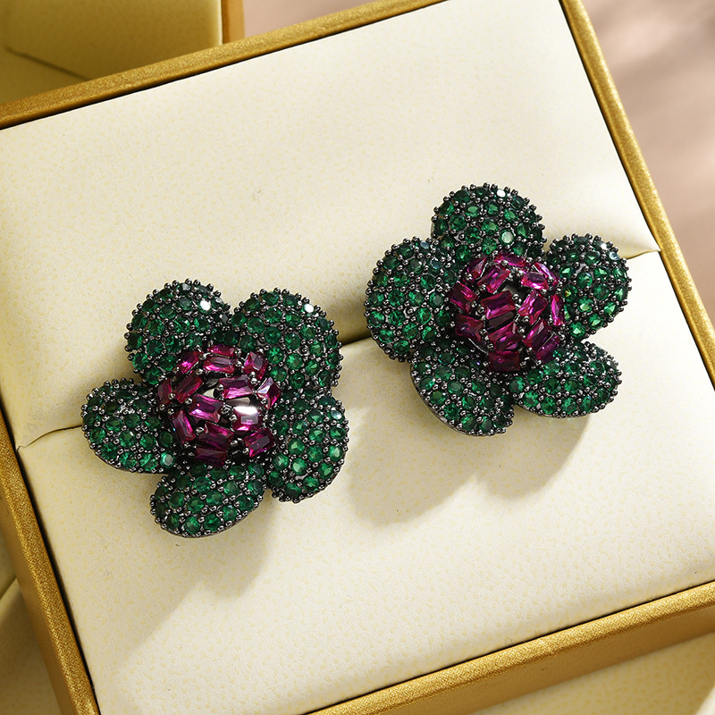 The earrings are filled with zirconium sunflowers, presenting a light luxury and retro style that is fashionable and versatile details Picture