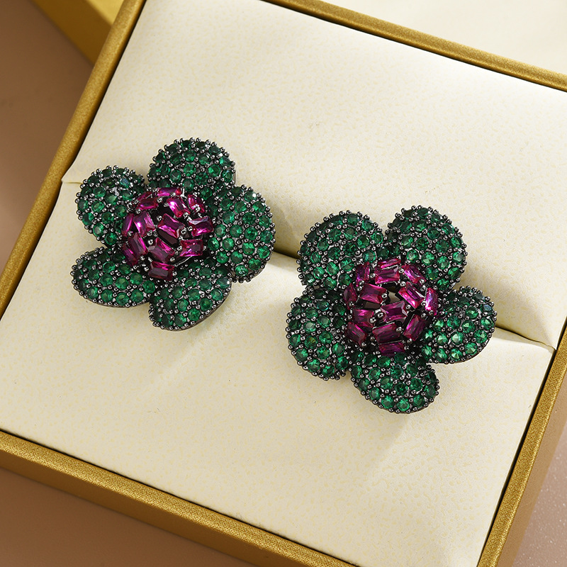 The earrings are filled with zirconium sunflowers, presenting a light luxury and retro style that is fashionable and versatile