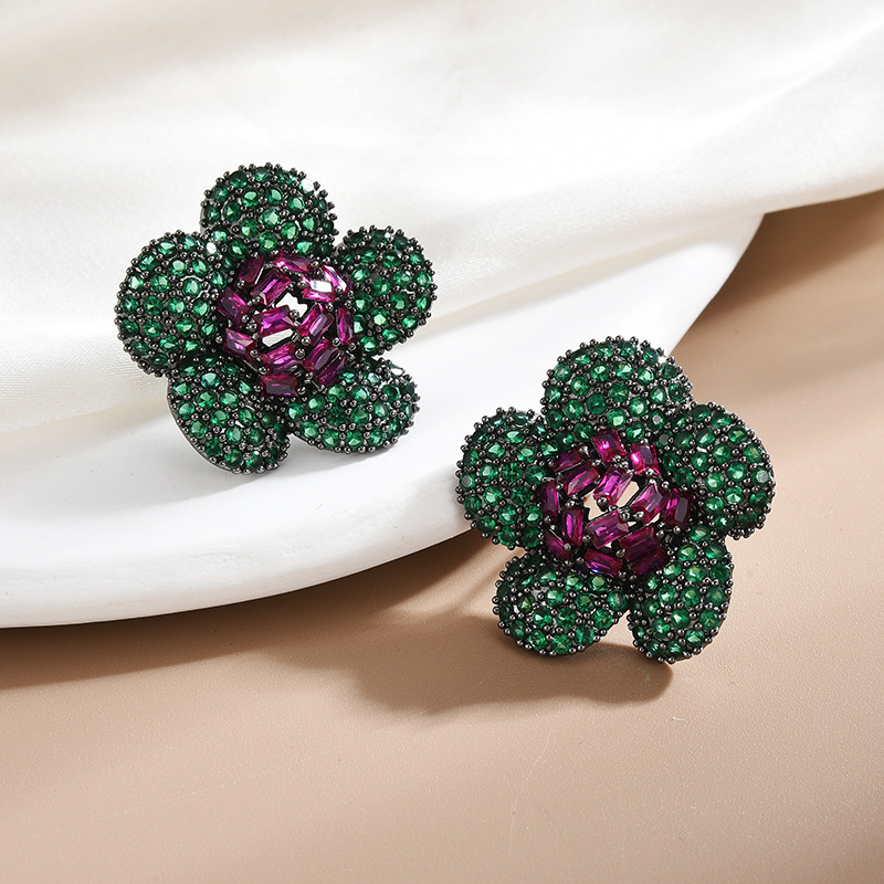 The earrings are filled with zirconium sunflowers, presenting a light luxury and retro style that is fashionable and versatile Application Scenario