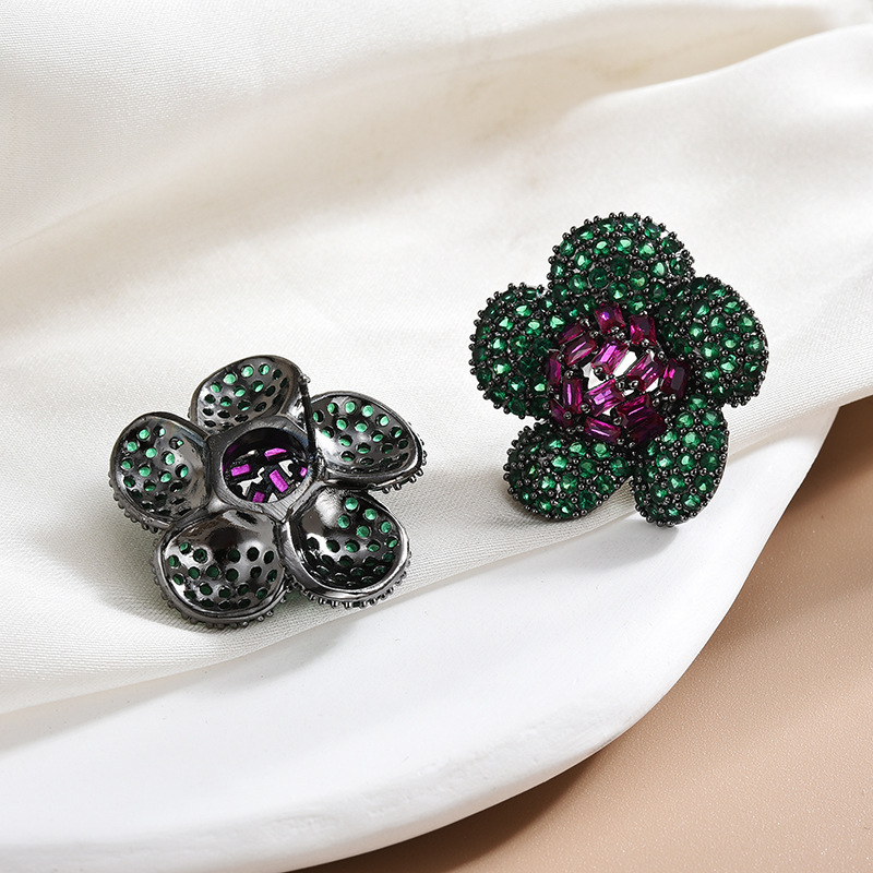 The earrings are filled with zirconium sunflowers, presenting a light luxury and retro style that is fashionable and versatile Specification image