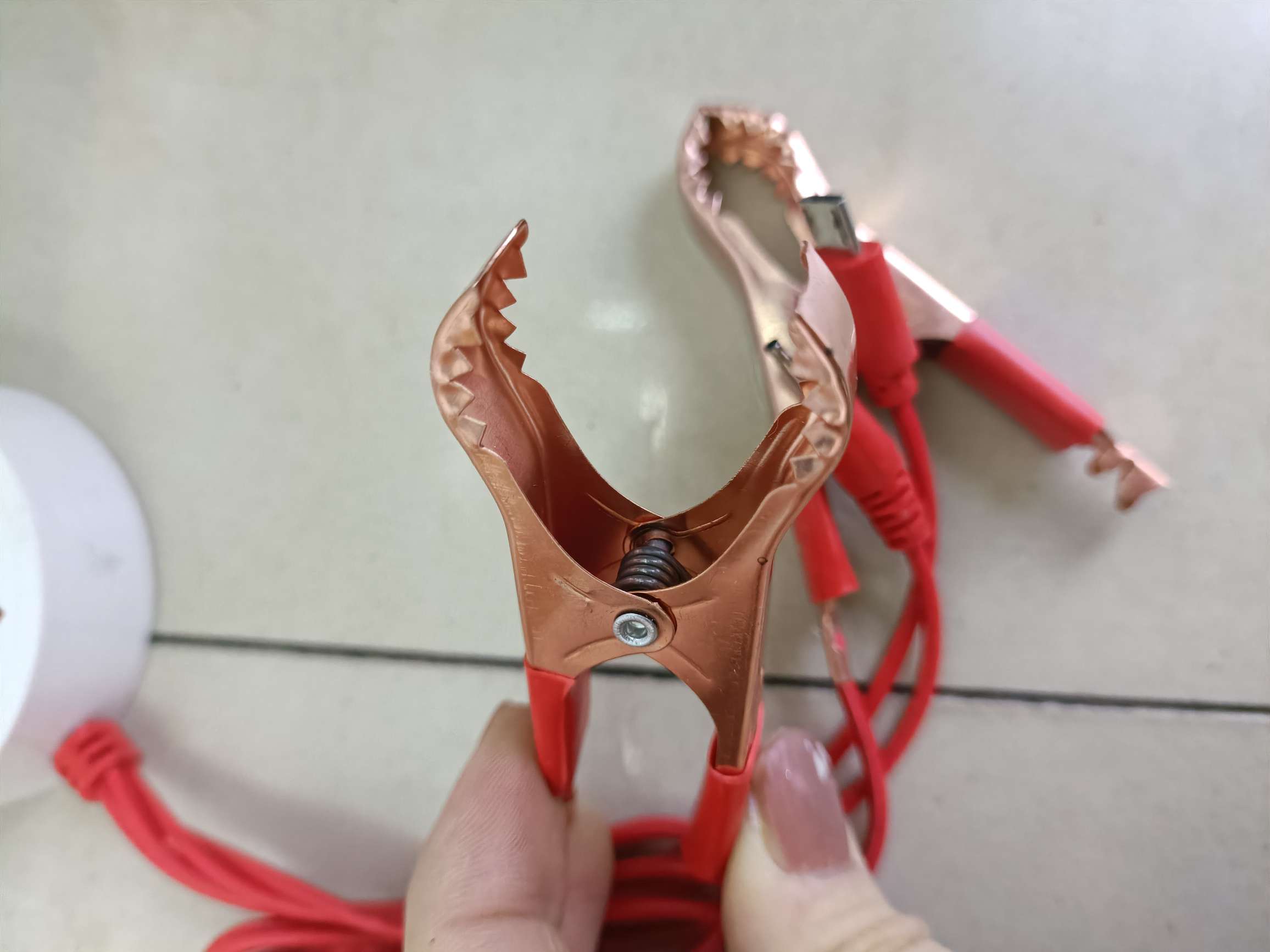 6USB mobile phone charger with dual red clip clip with display screen Item Picture