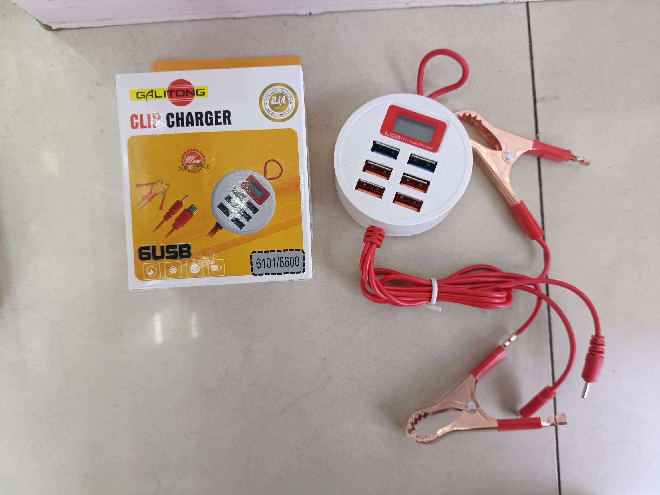 6USB mobile phone charger with dual red clip clip with display screen full figure