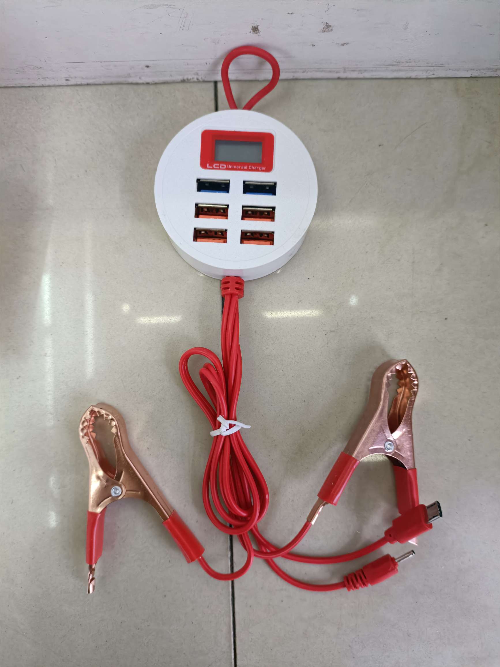 6USB mobile phone charger with dual red clip clip with display screen Application Scenario