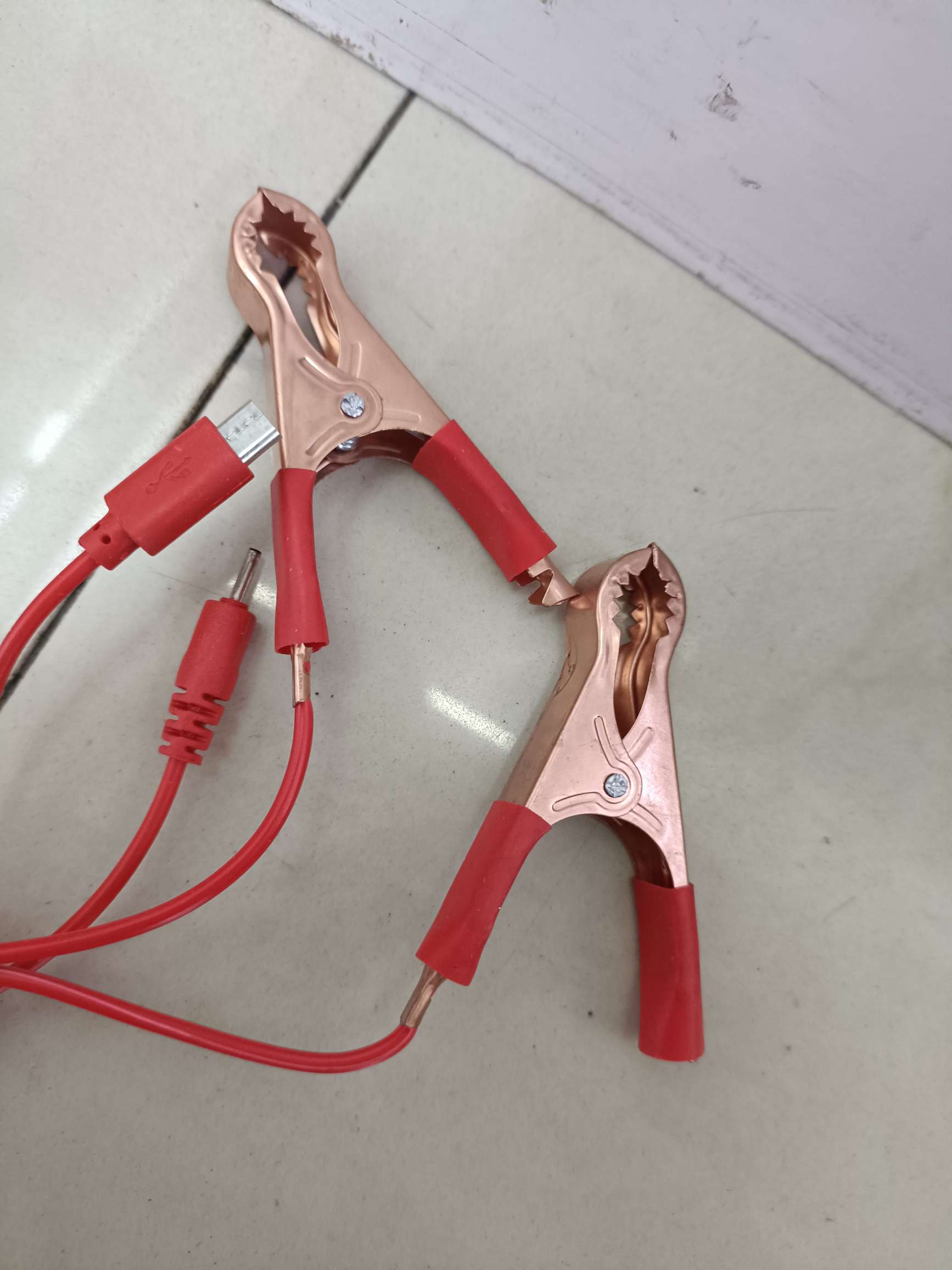4USB double red clip charger Item Picture