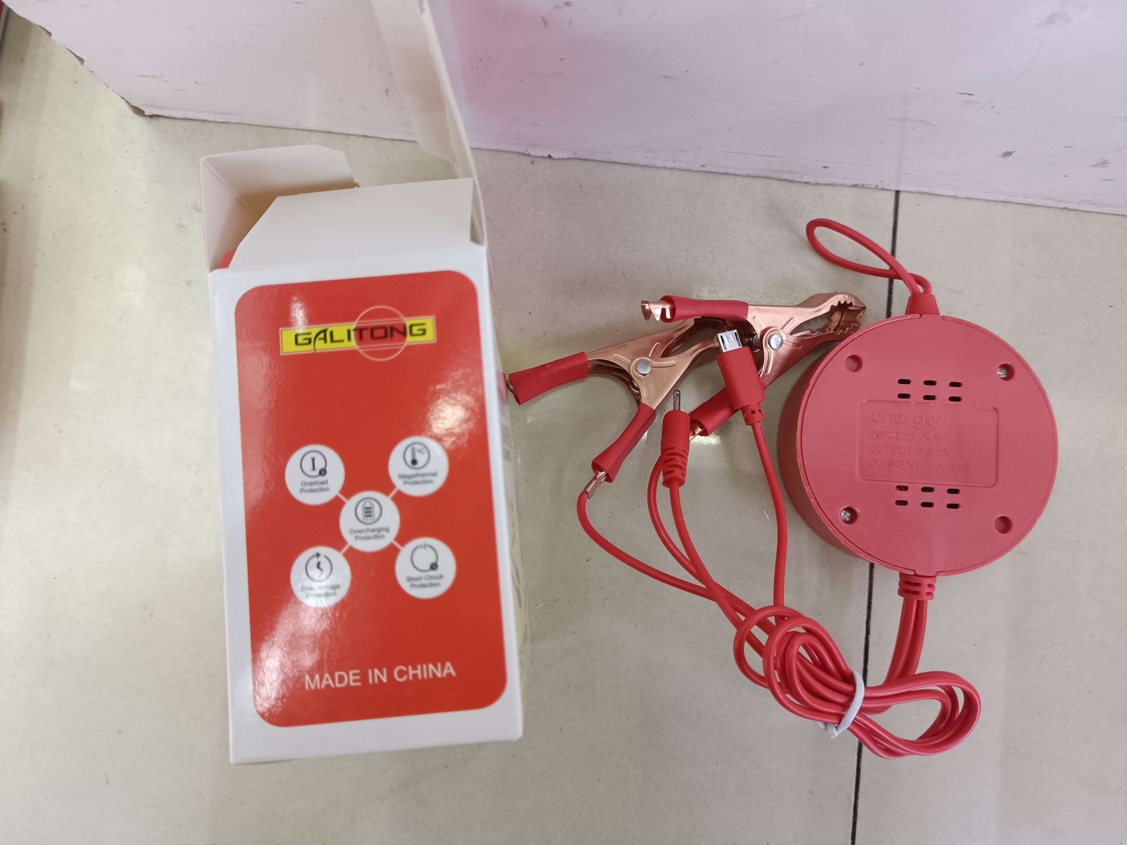 4USB double red clip charger Specification drawing