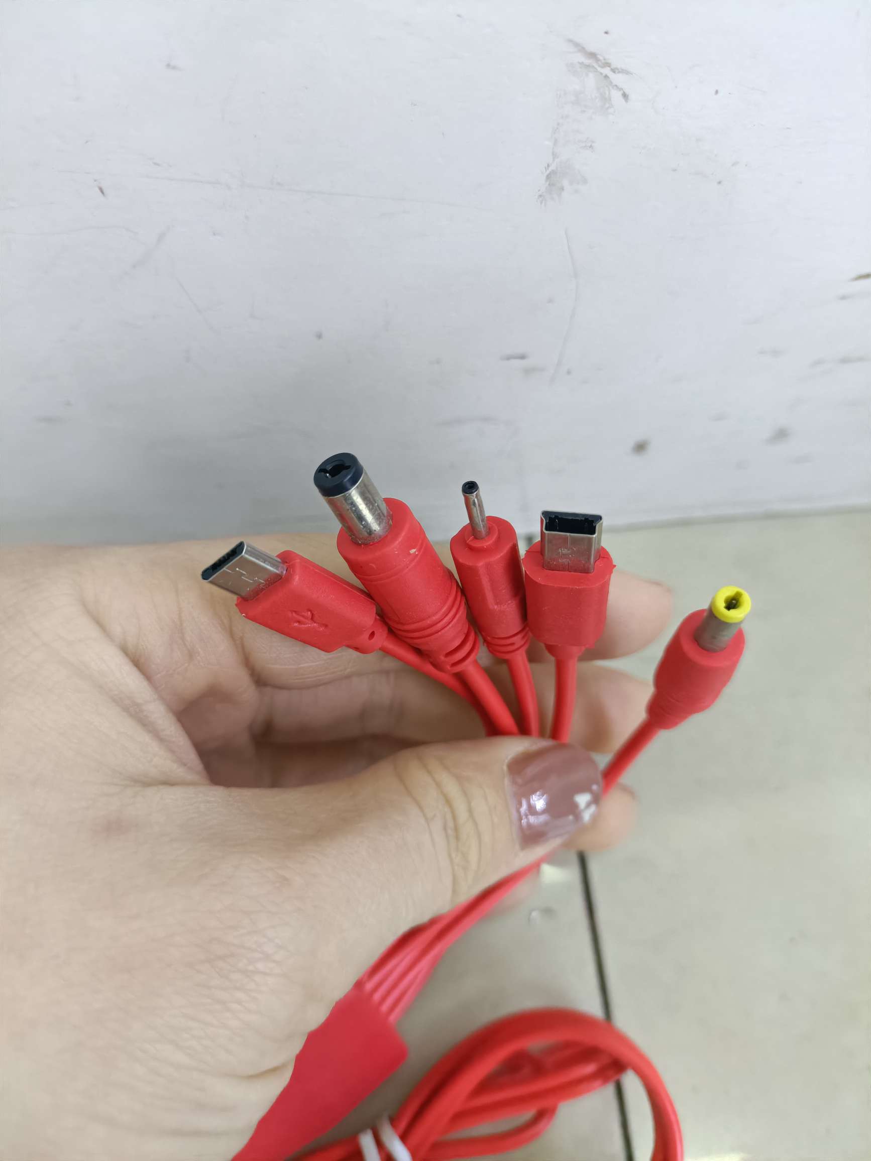 6USB with display screen double red clip one drag five-wire clip charger Application Scenario