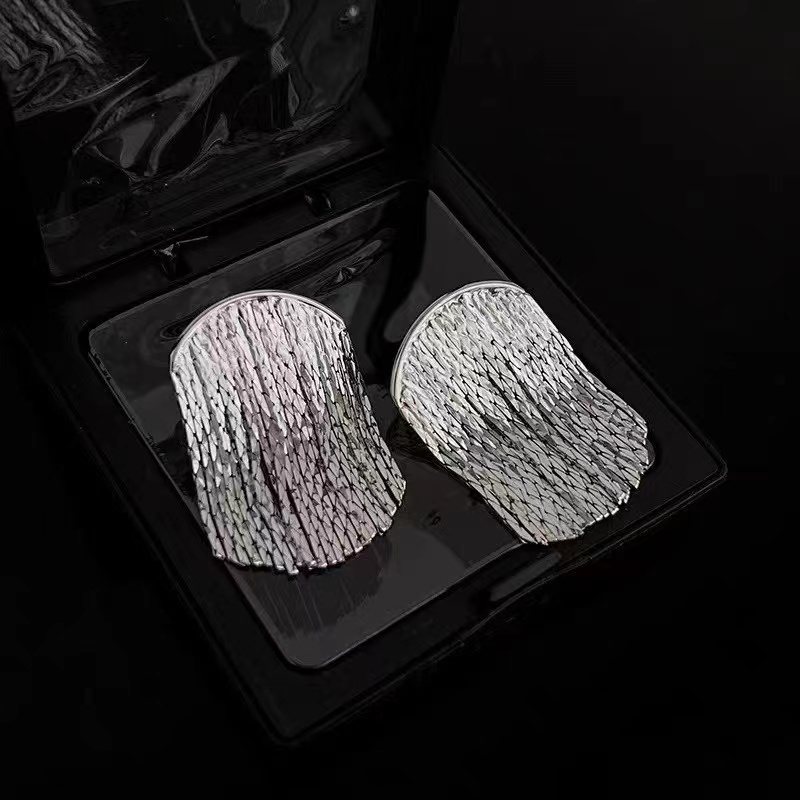 Korean Retro Atmosphere Hepburn Element Metal Fringe Characteristic Temperament Earrings Predestination Season Application Scenario