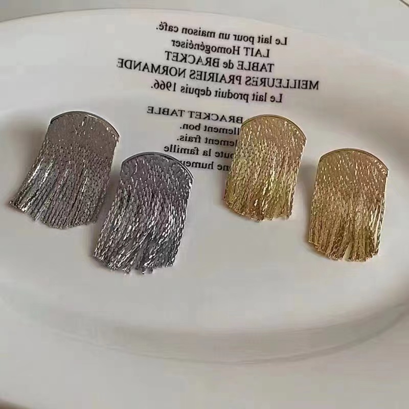 Korean Retro Atmosphere Hepburn Element Metal Fringe Characteristic Temperament Earrings Predestination Season details Picture