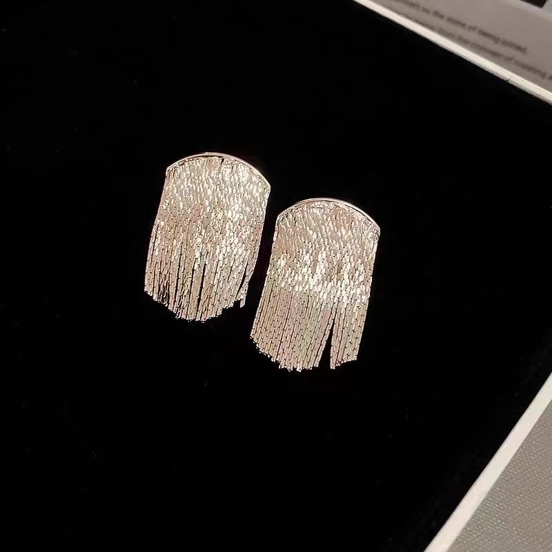 Korean Retro Atmosphere Hepburn Element Metal Fringe Characteristic Temperament Earrings Predestination Season Item Picture