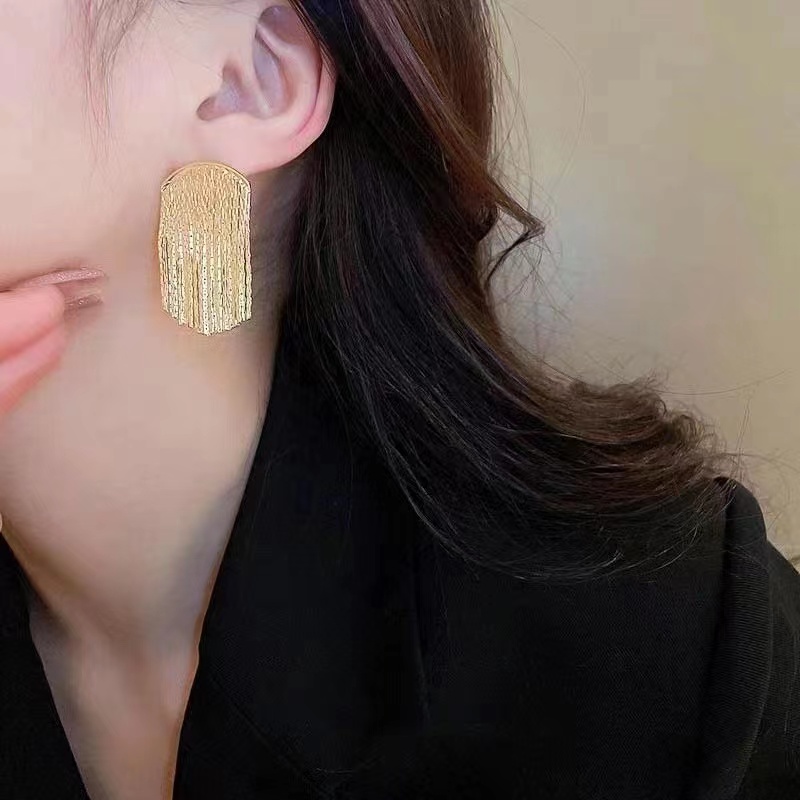 Korean Retro Atmosphere Hepburn Element Metal Fringe Characteristic Temperament Earrings Predestination Season