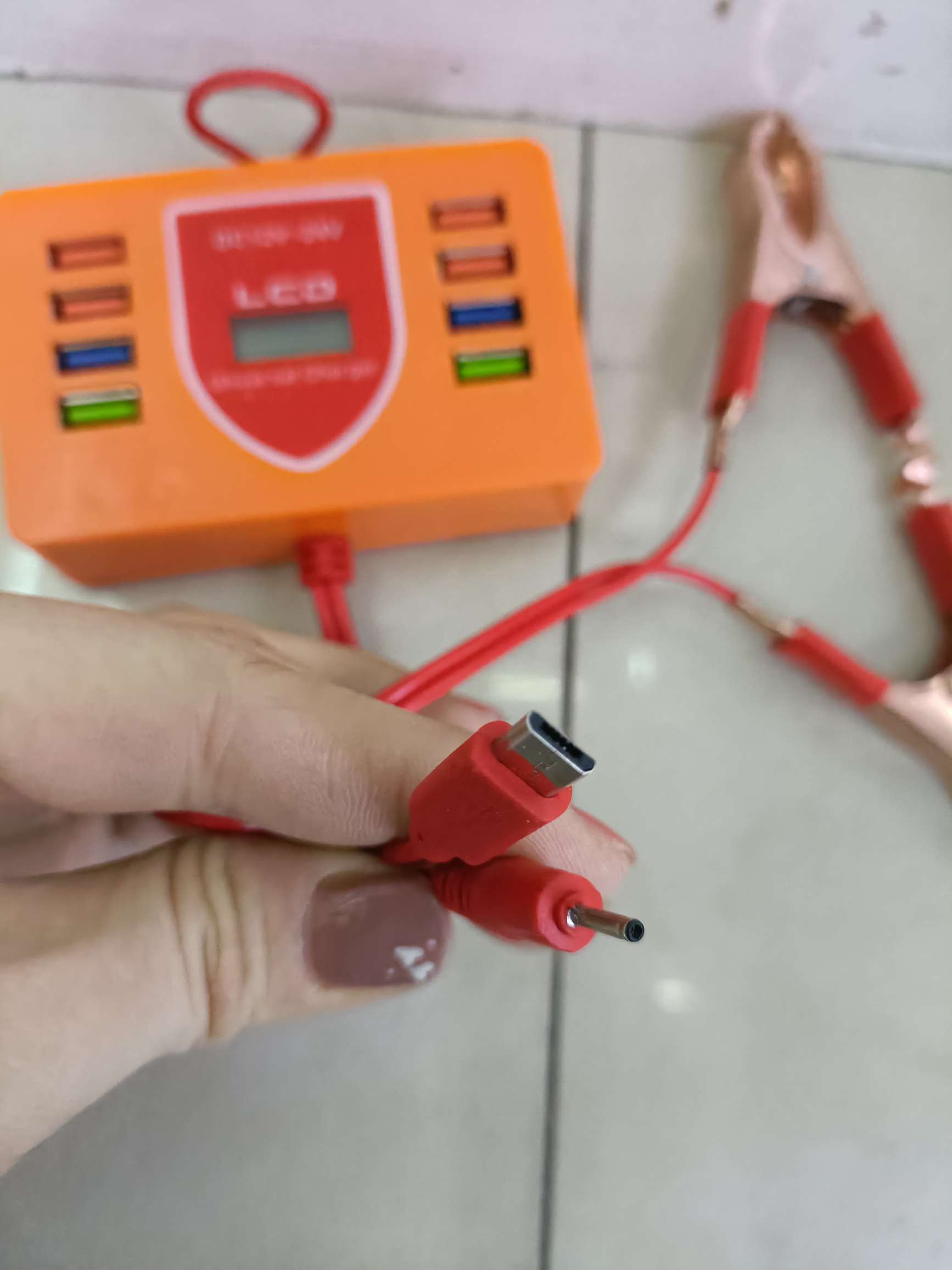 8USB mobile phone charger with dual red clip clip with display screen Application Scenario