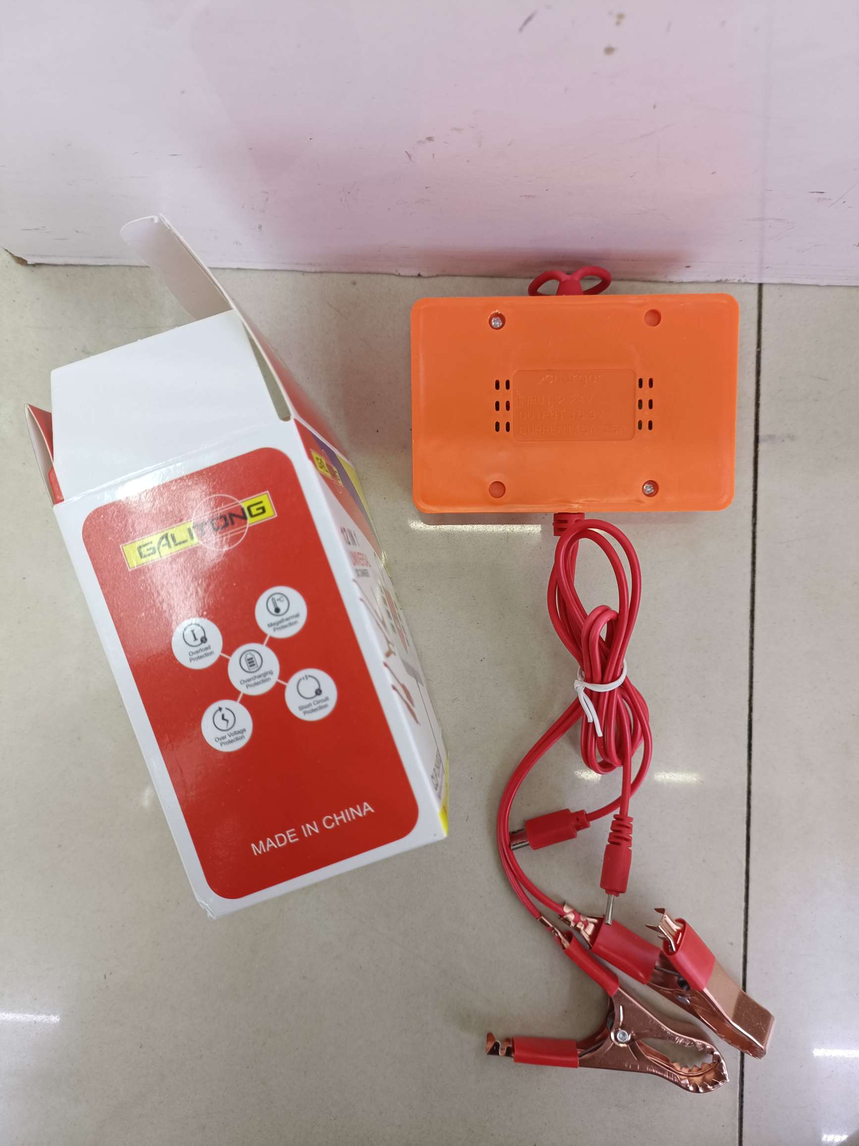 8USB mobile phone charger with dual red clip clip with display screen Specification drawing