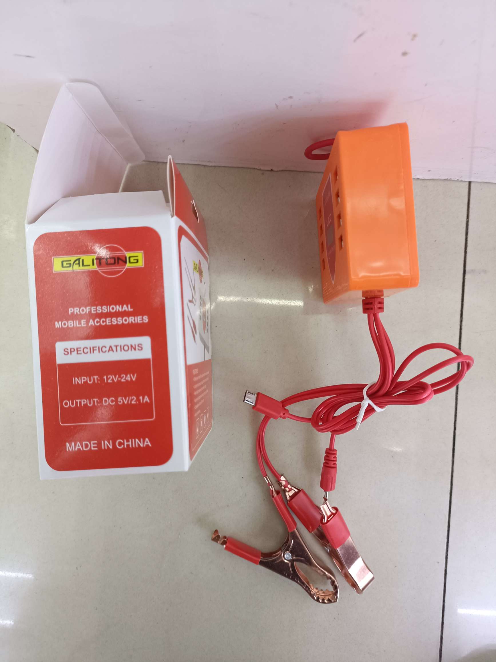 8USB mobile phone charger with dual red clip clip with display screen details Picture