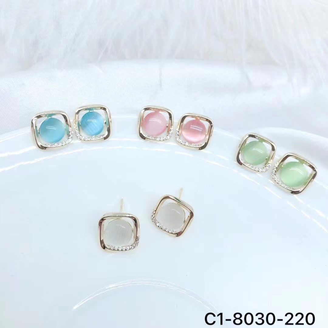 Gold frame cat-eye zircon embellished with exquisite earrings