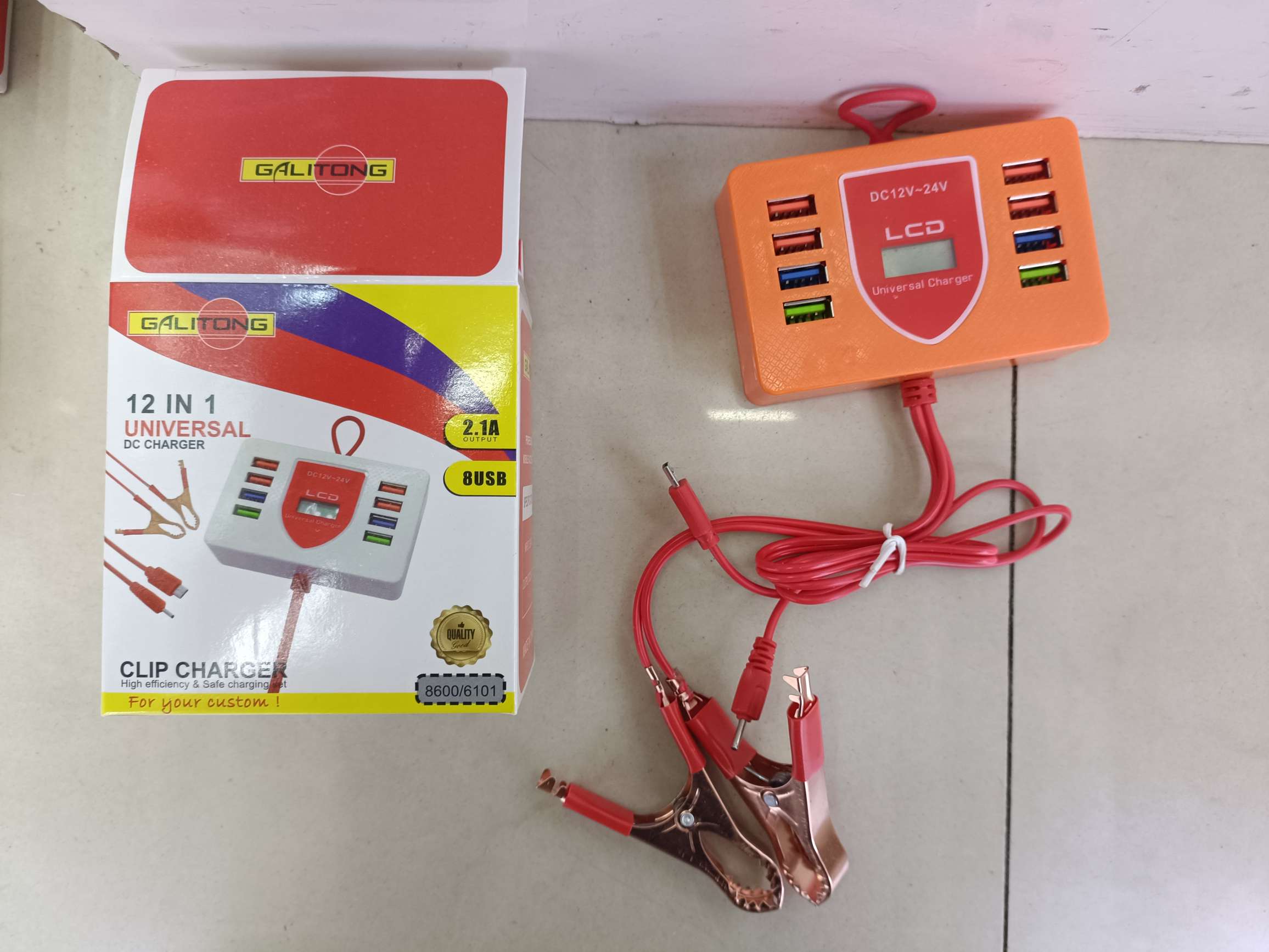 8USB mobile phone charger with dual red clip clip with display screen full figure