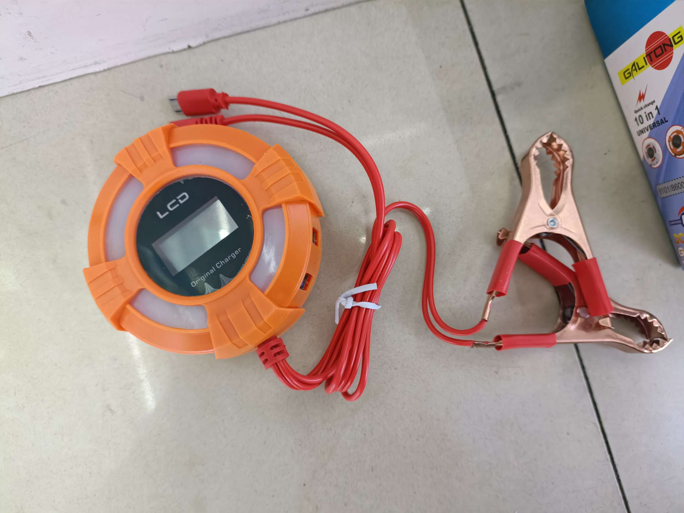8USB dual red clip charger with display screen Application Scenario
