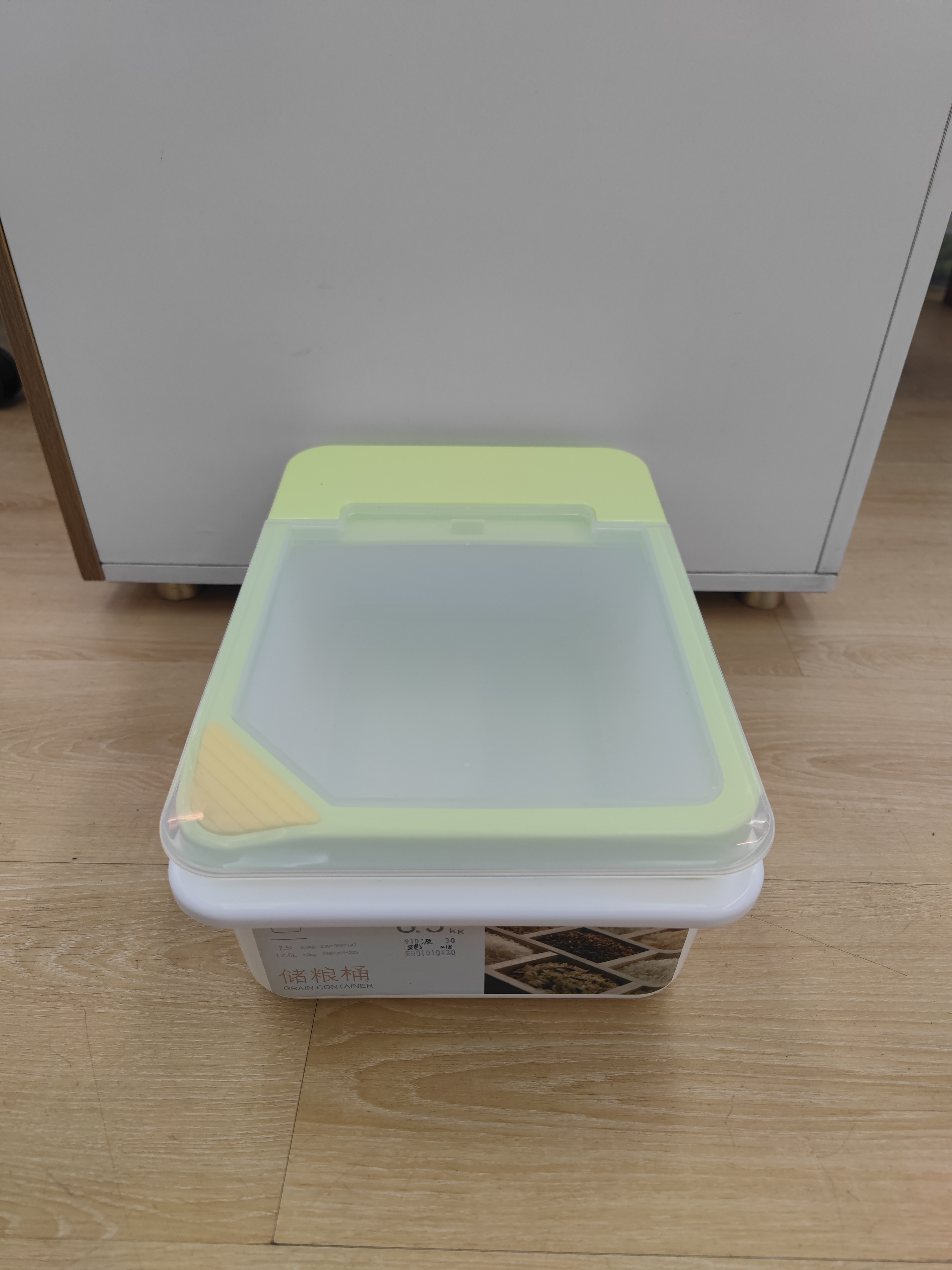 Medium-sized household moth-proof and moisture-proof storage box and grain storage bucket full figure
