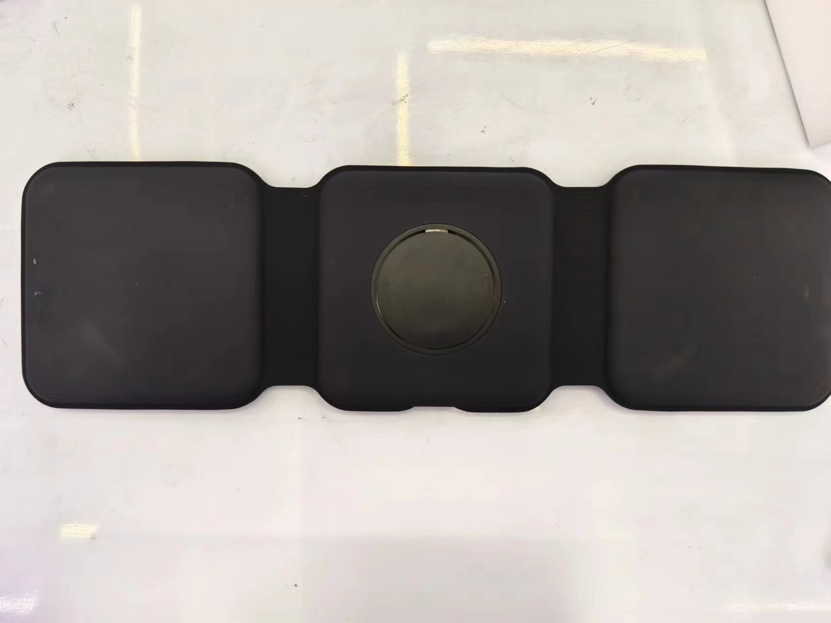 3-in-1 wireless charger Earphone watch phone charging 3-in-1 folding charger Application Scenario