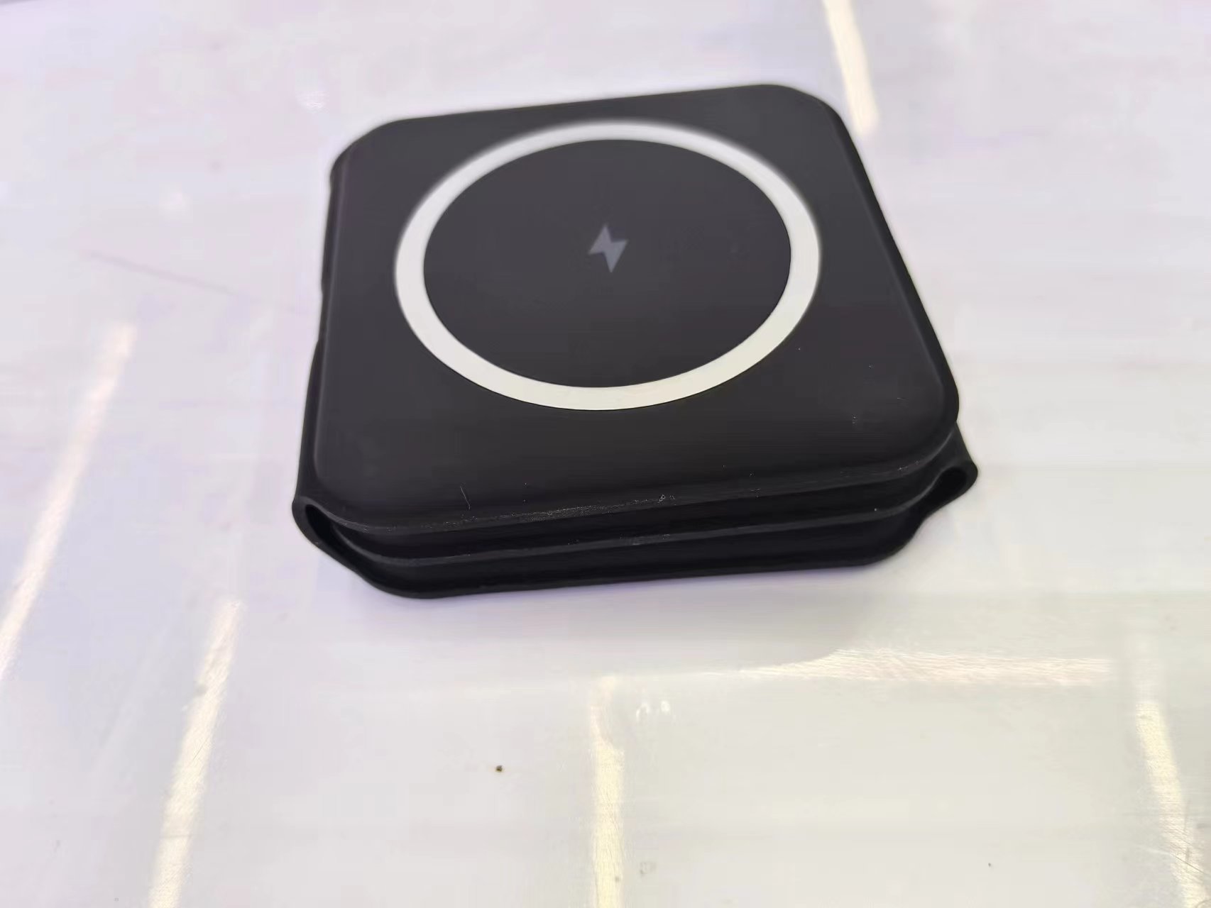 3-in-1 wireless charger Earphone watch phone charging 3-in-1 folding charger Item Picture