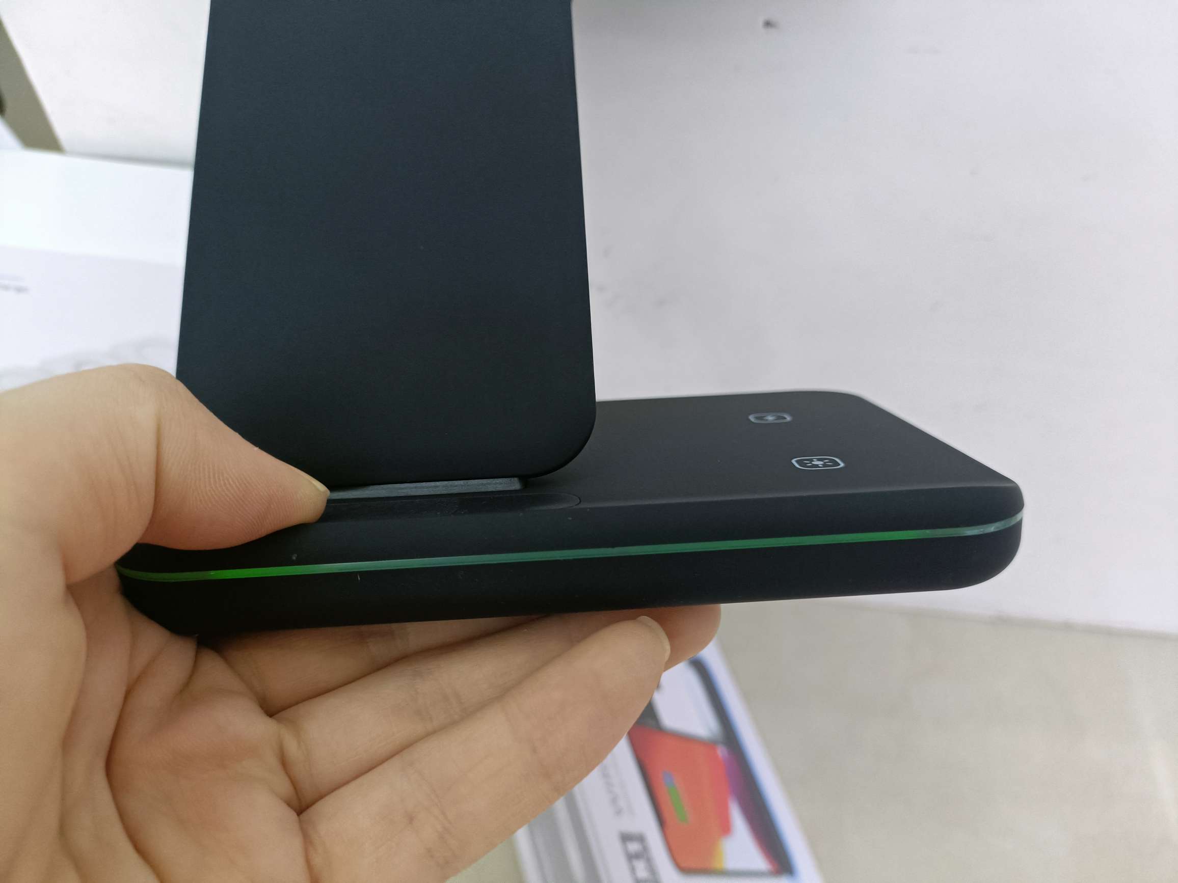 3-in-1 wireless charger Mobile phone stand charger Mobile phone charging watch charging Bluetooth headset charging Item Picture
